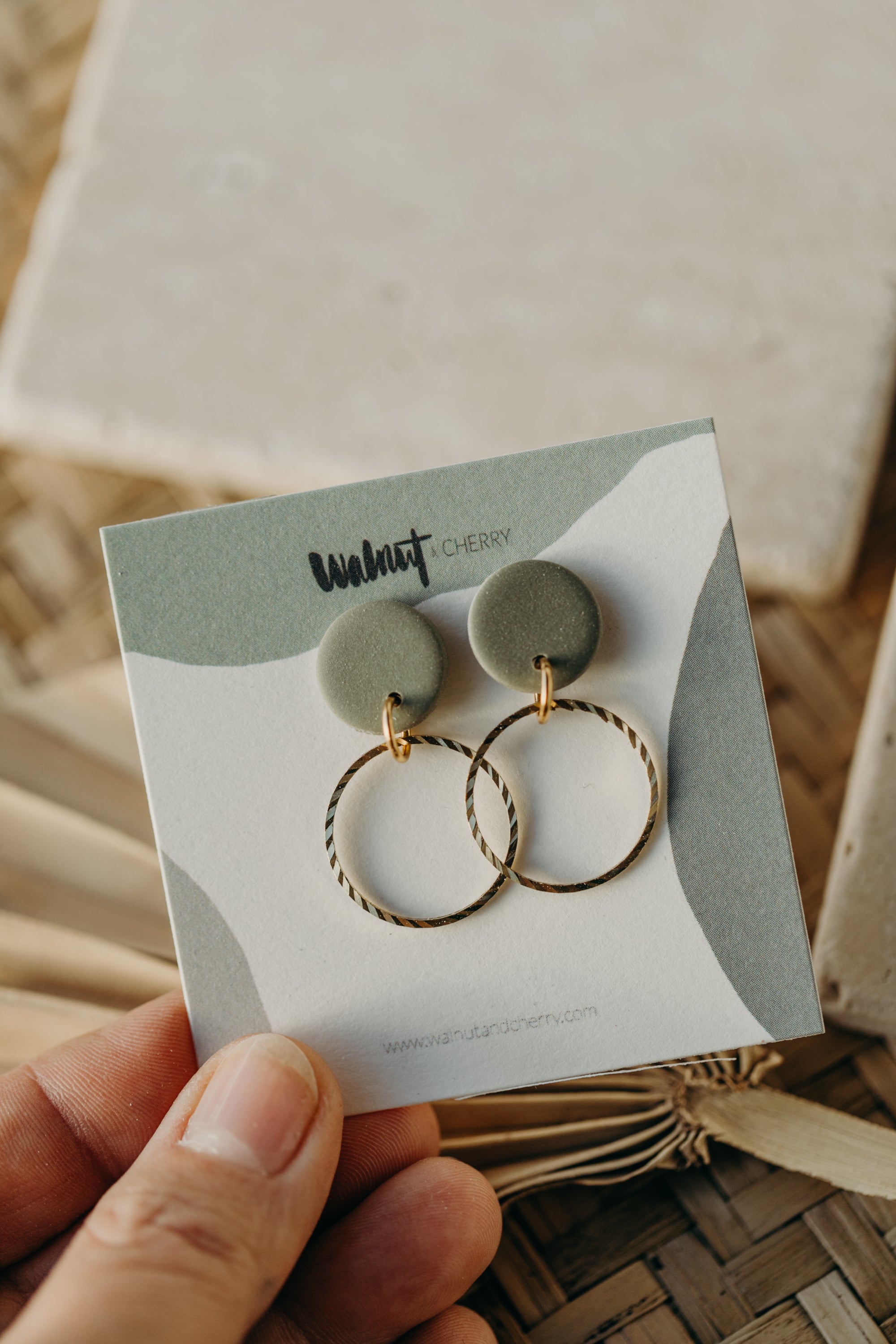 JUNE - eukalyptus grüne Ohrringe aus Polymer Ton mit kreisförmigem Messinganhänger