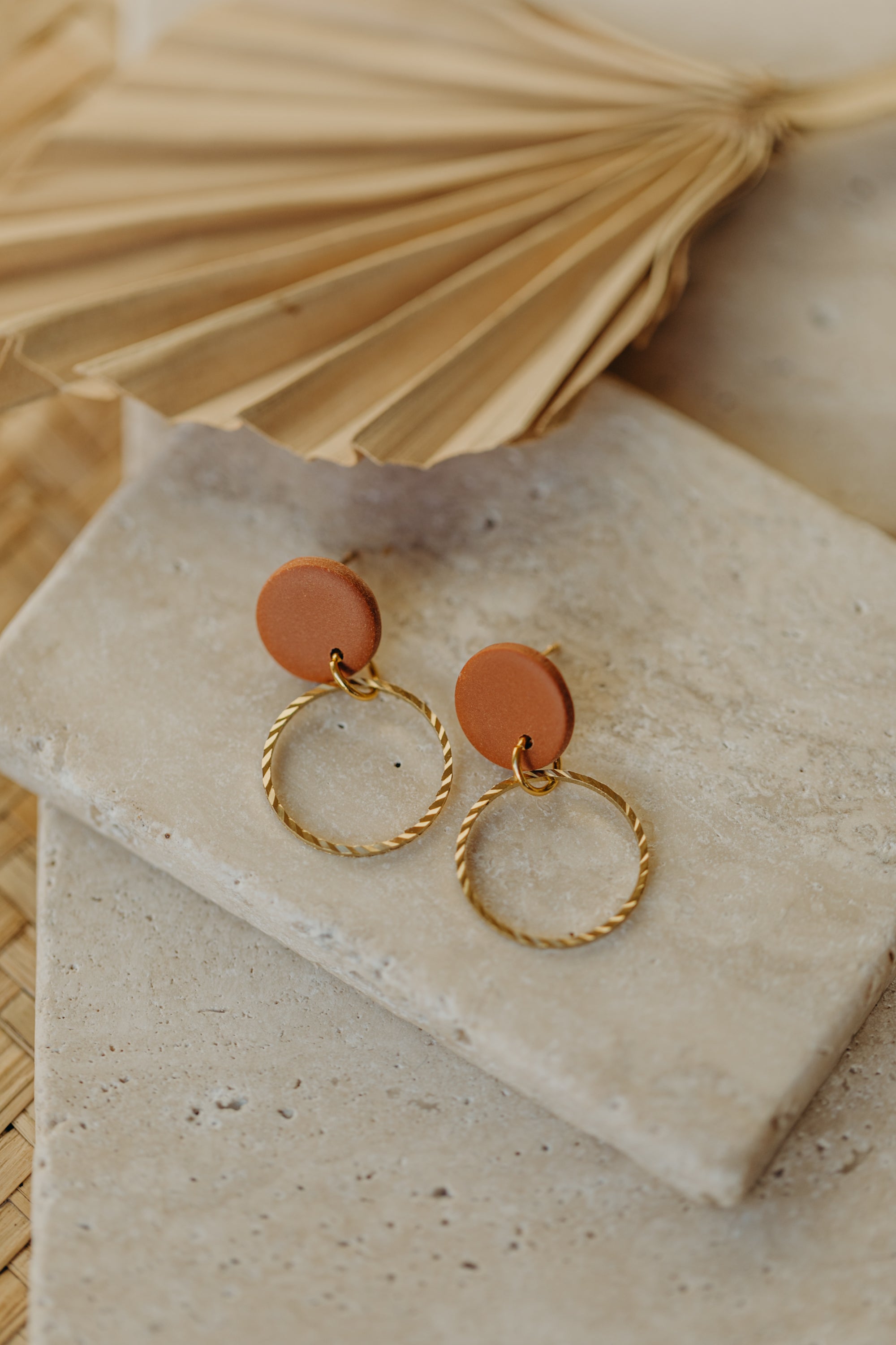 JUNE - zimt farbene Ohrringe aus Polymer Ton mit kreisförmigem Messinganhänger