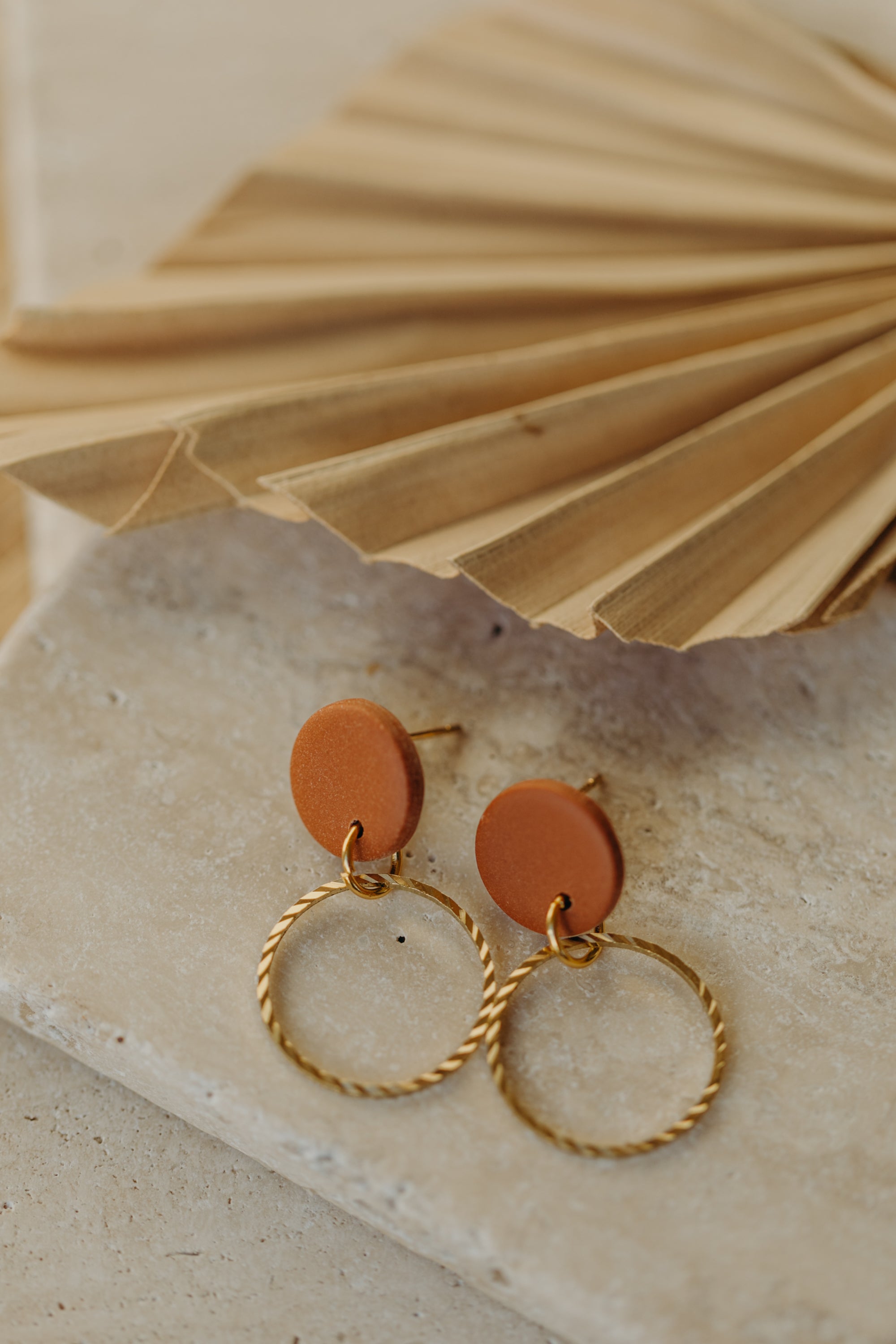 JUNE - zimt farbene Ohrringe aus Polymer Ton mit kreisförmigem Messinganhänger