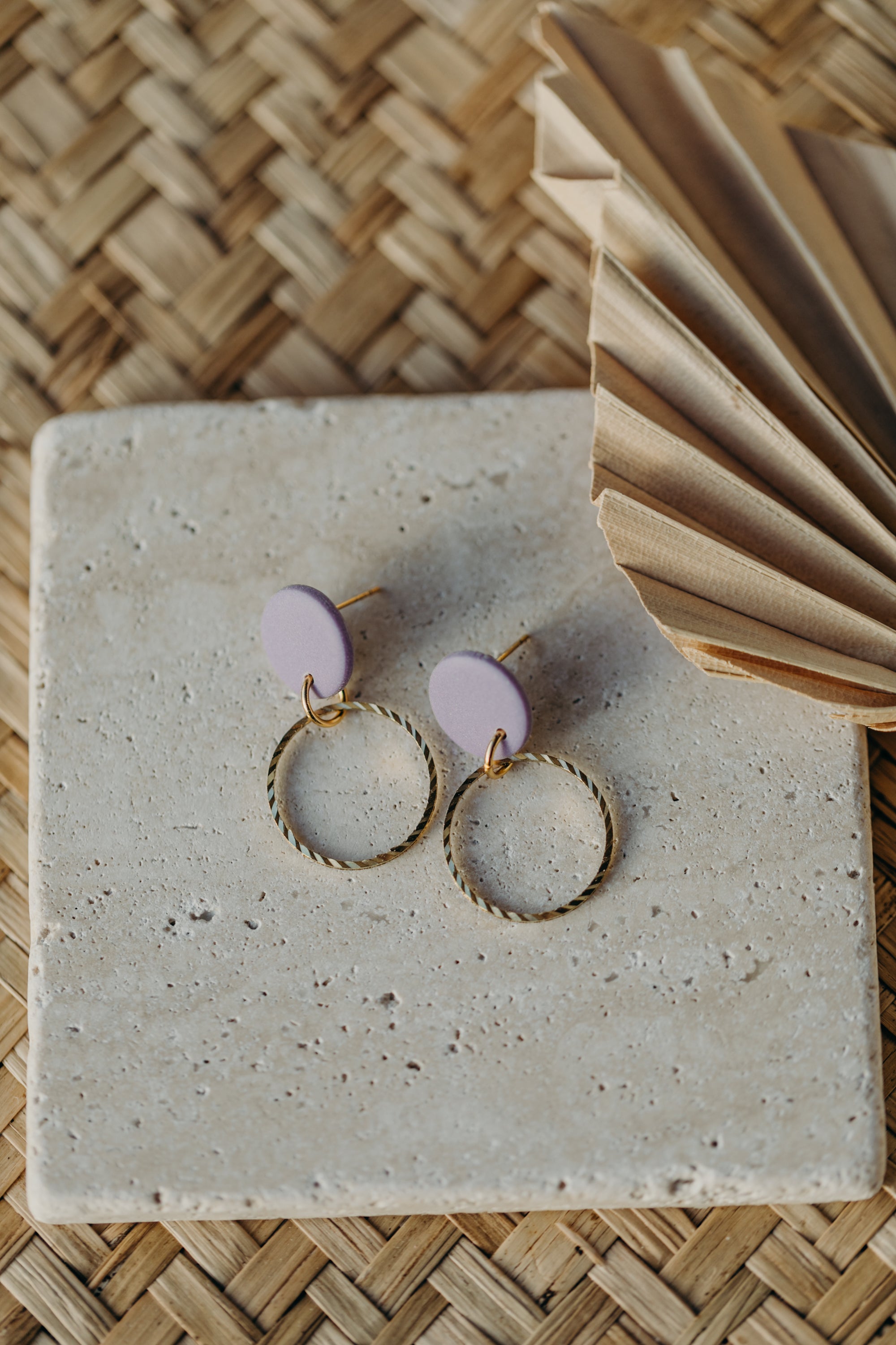 JUNE - lila Ohrringe aus Polymer Ton mit kreisförmigem Messinganhänger