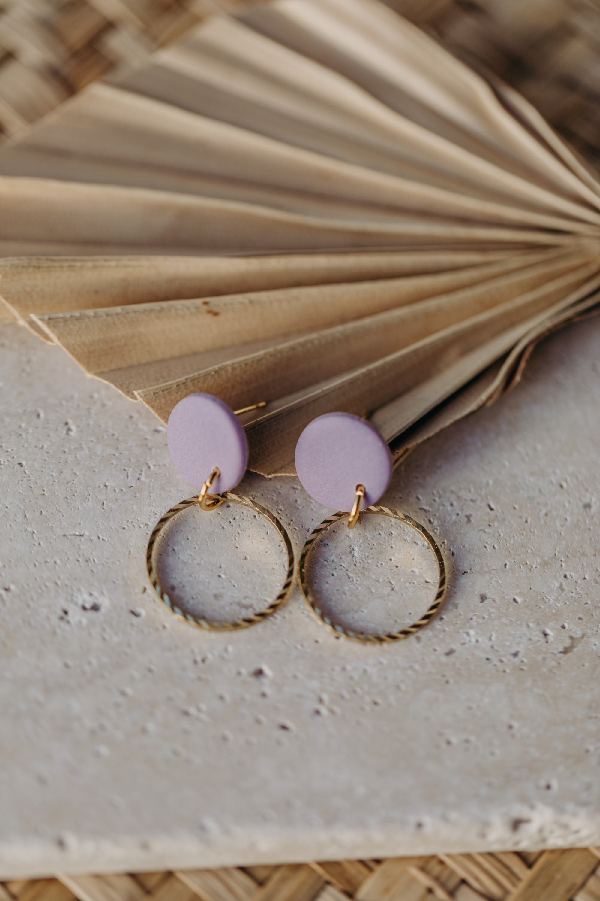 JUNE - lila Ohrringe aus Polymer Ton mit kreisförmigem Messinganhänger