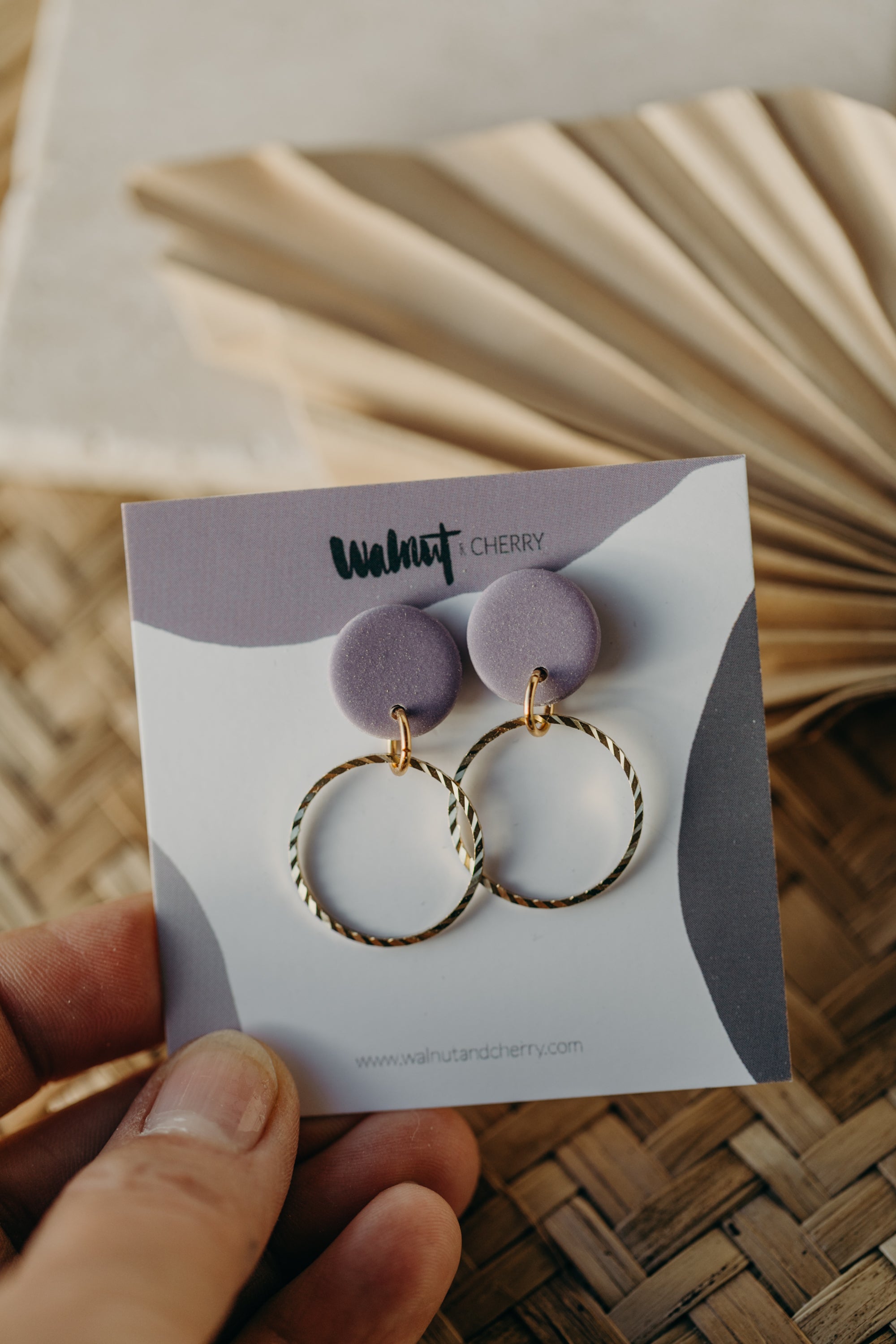 JUNE - lila Ohrringe aus Polymer Ton mit kreisförmigem Messinganhänger