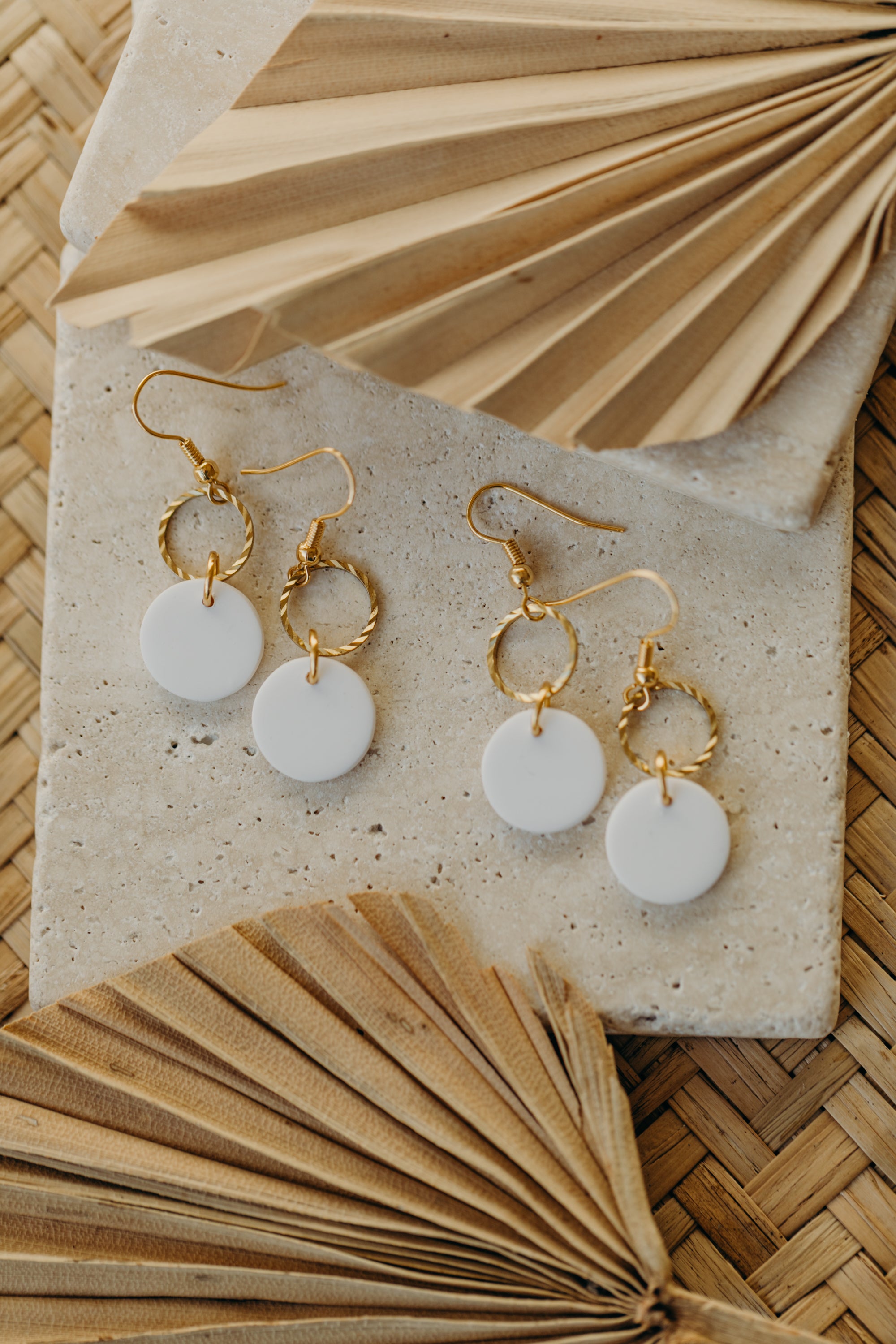 PIPPA - runde weiße Polymer Ton Ohrringe mit Messinganhänger Kreis