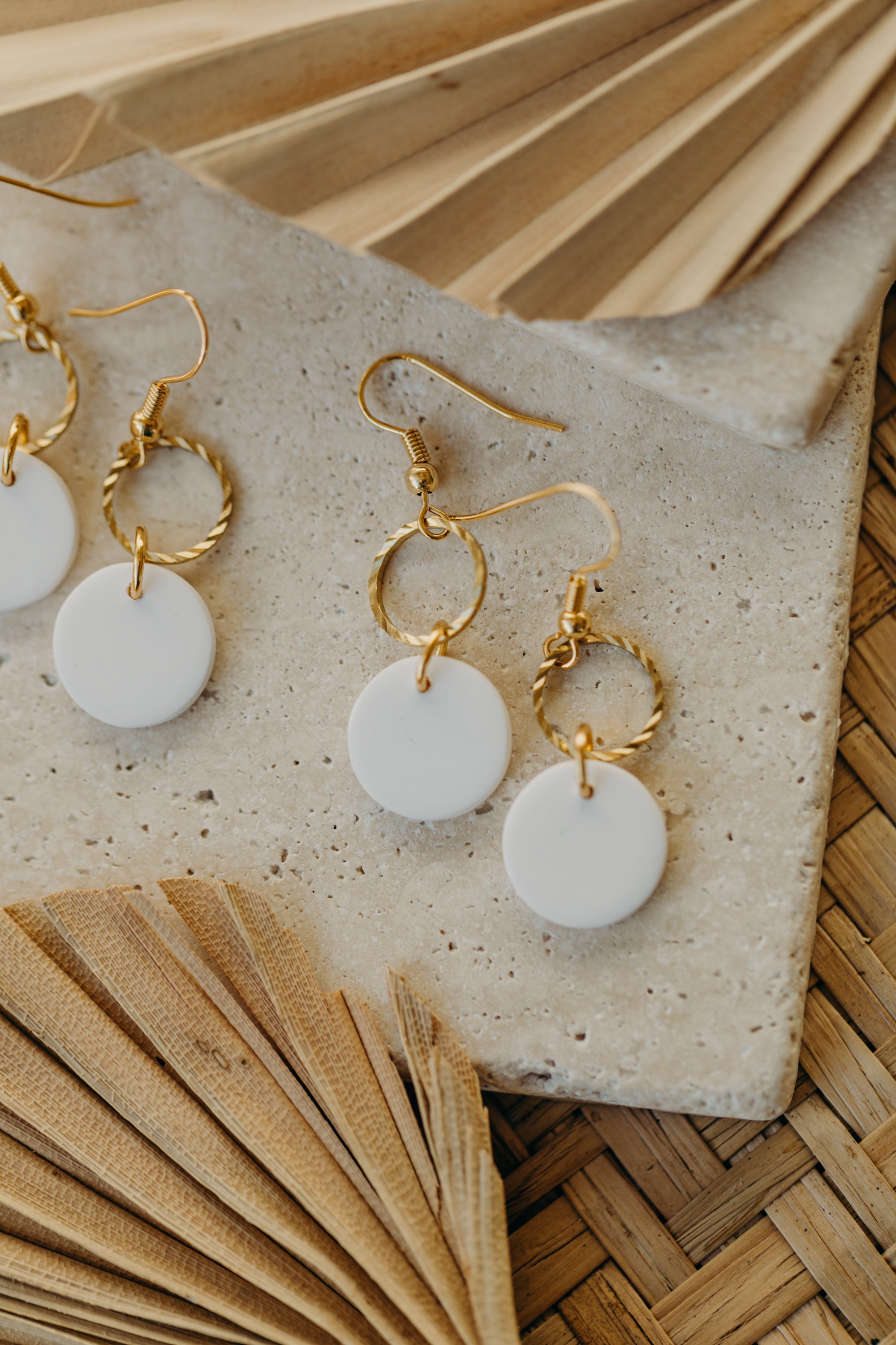 PIPPA - runde weiße Polymer Ton Ohrringe mit Messinganhänger Kreis