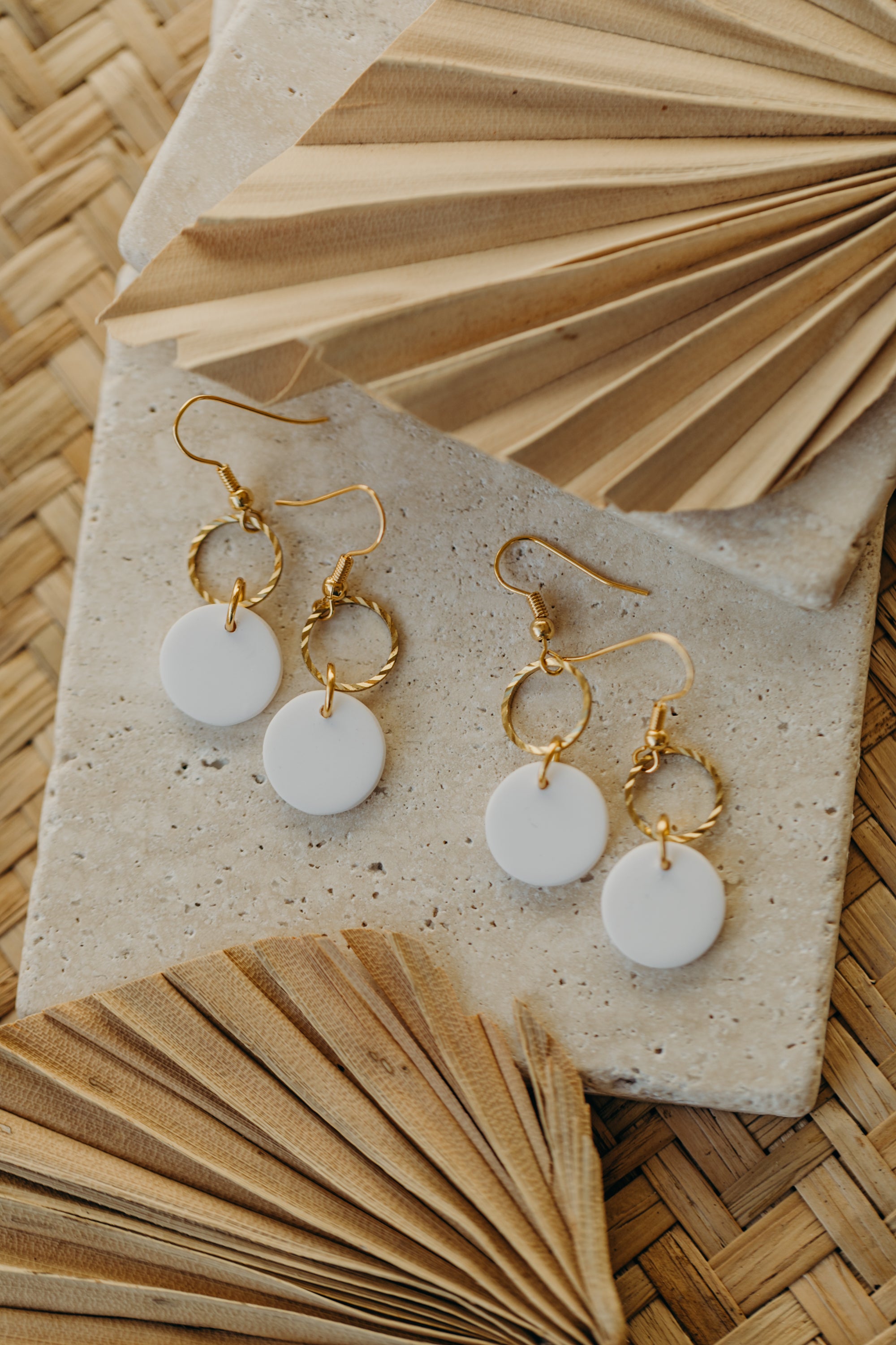 PIPPA - runde weiße Polymer Ton Ohrringe mit Messinganhänger Kreis