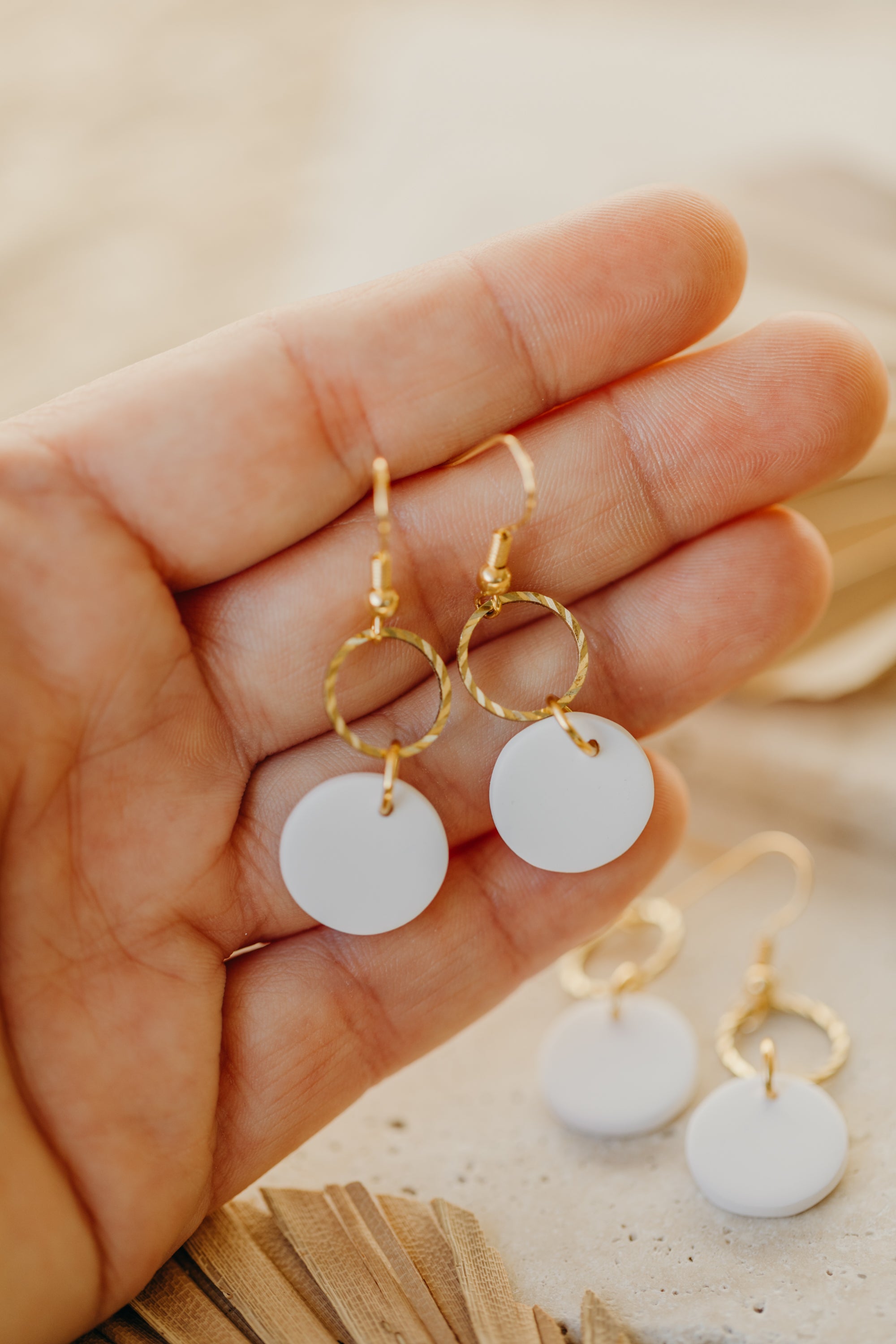 PIPPA - runde weiße Polymer Ton Ohrringe mit Messinganhänger Kreis