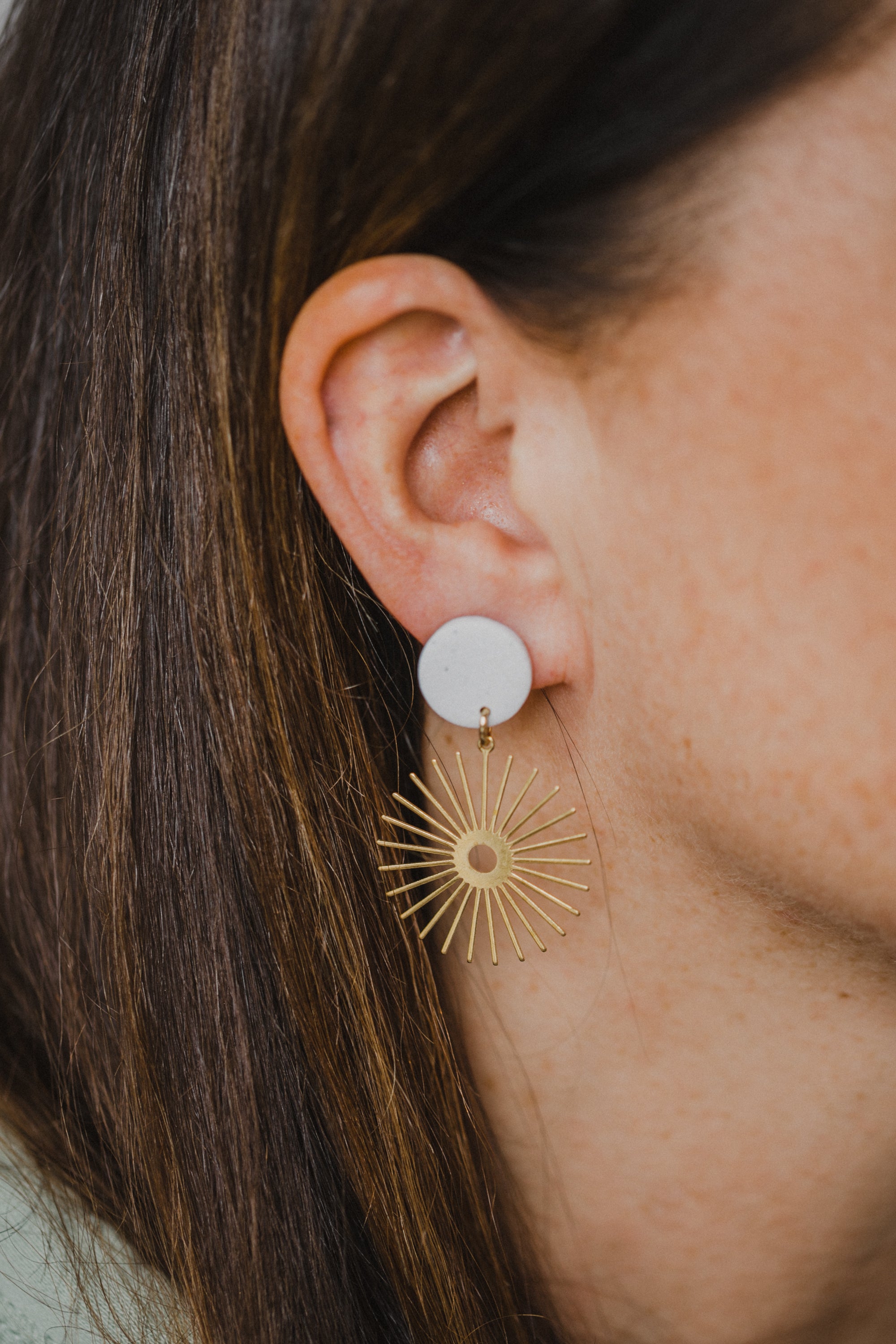 HELIA - runde Polymer Ton Ohrring mit Sonne