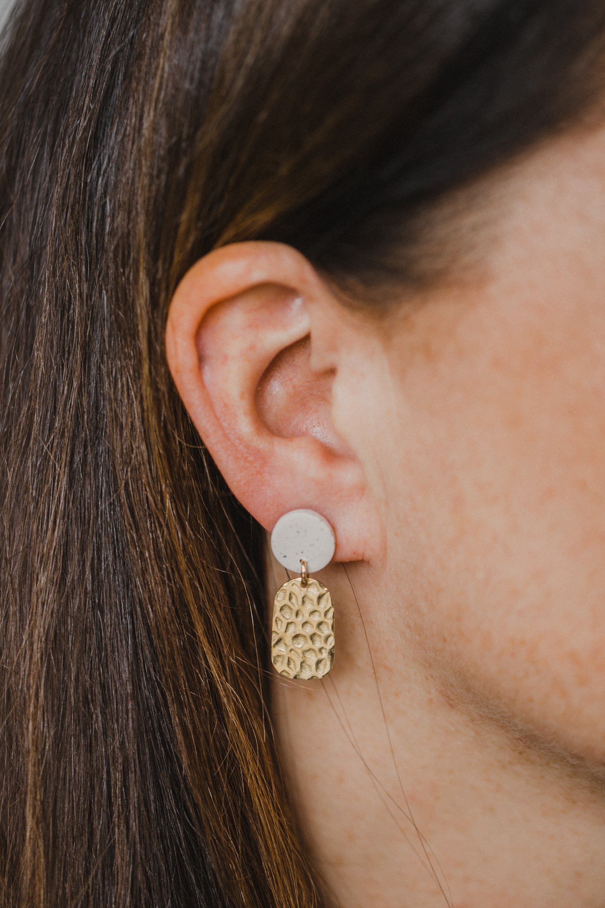 PINA - kleine ovale Messing Ohrringe mit rundem Ohrstecker aus Polymer Ton