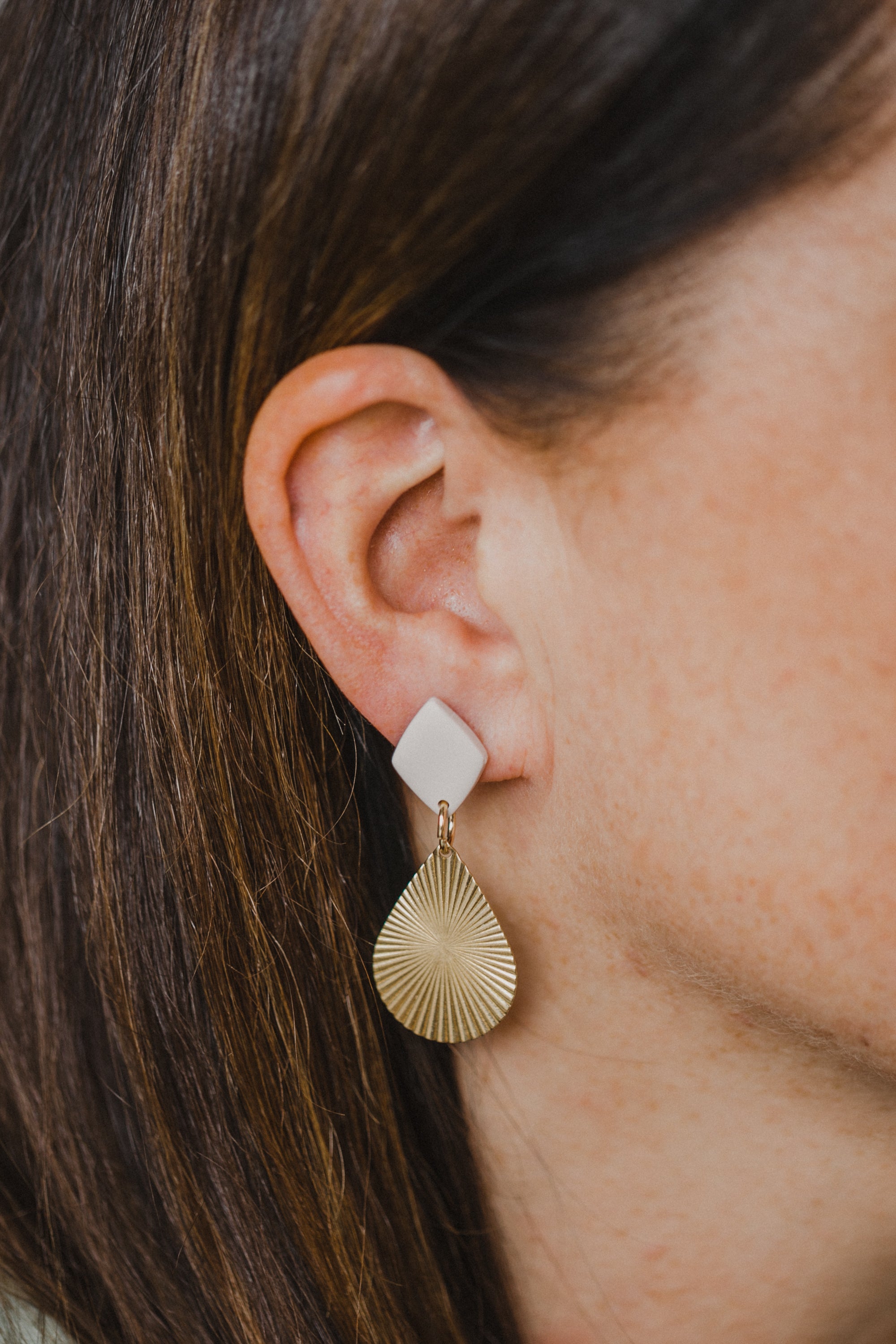 MONICA - rautenförmige Polymer Ton Ohrring mit Tropfen Anhänger