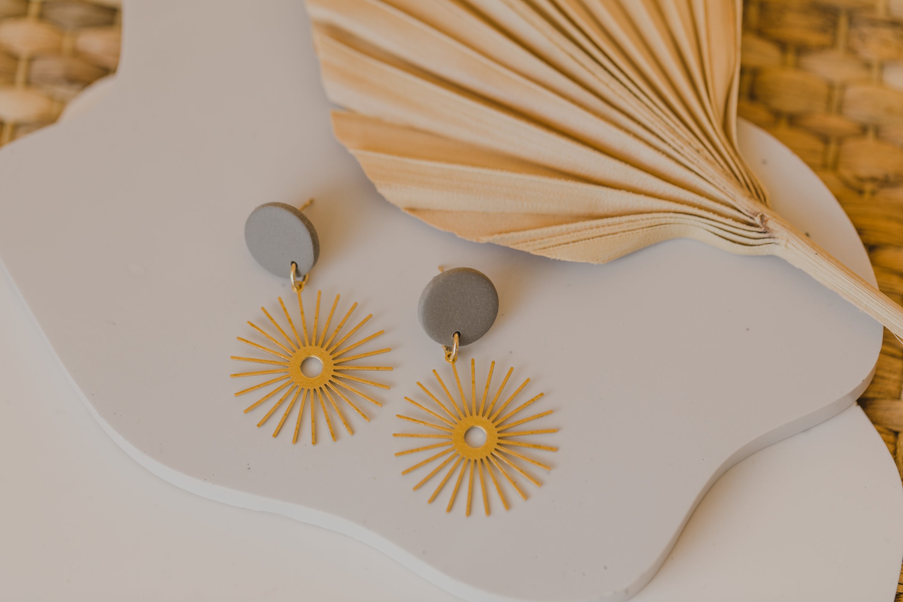 HELIA - runde Polymer Ton Ohrring mit Sonne