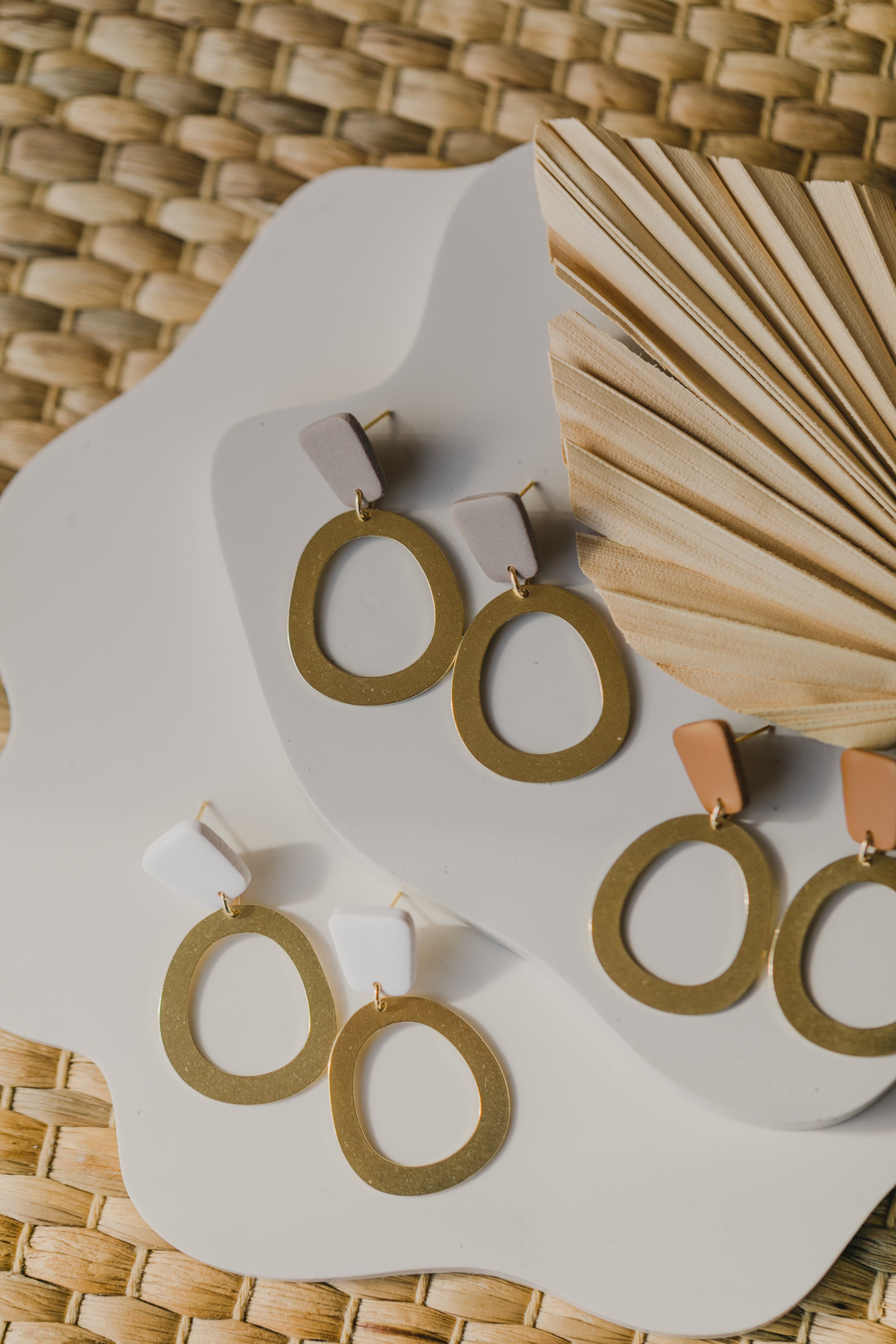 NOYA - rechteckige Polymer Ton Ohrring mit ovalem Anhänger