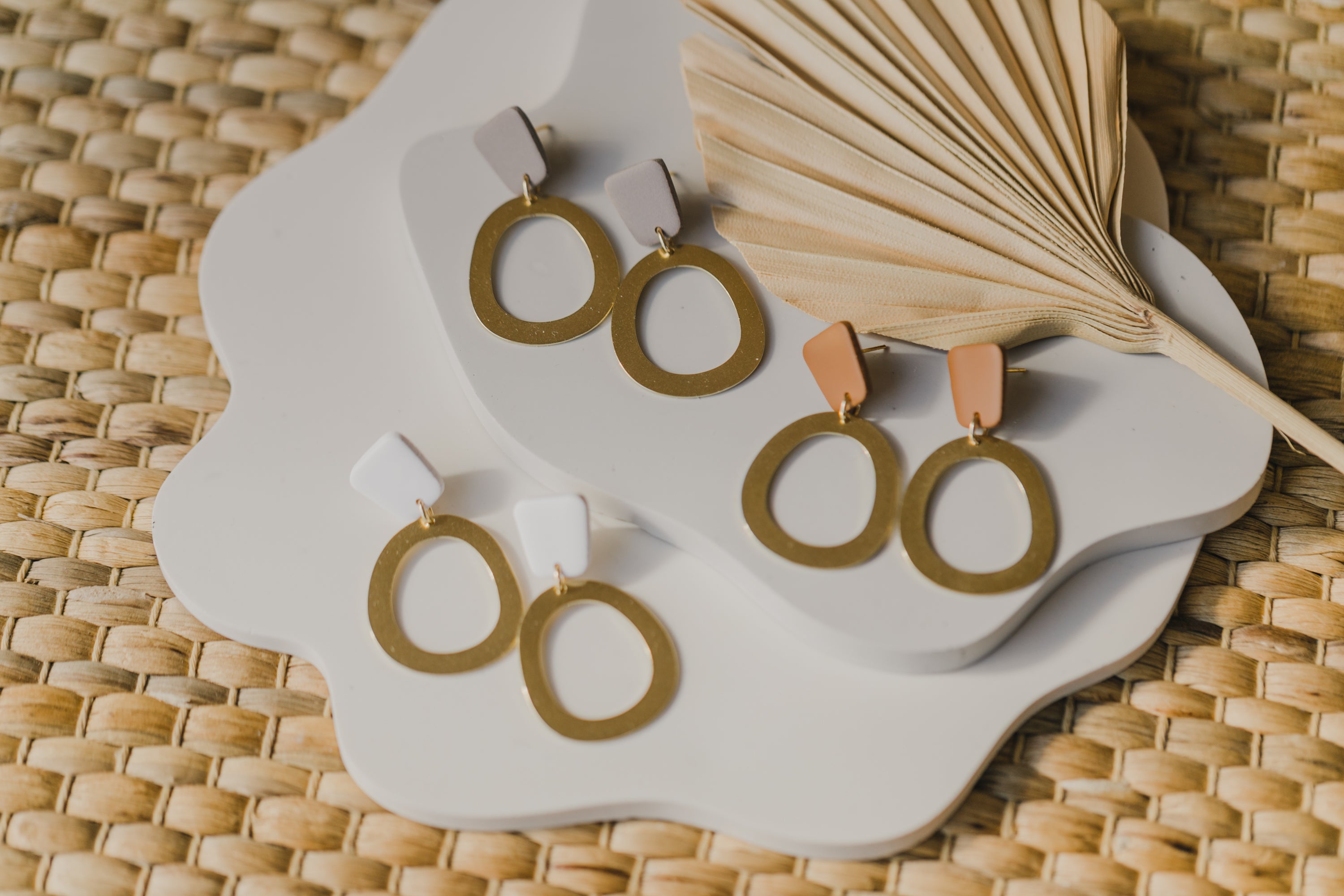 NOYA - rechteckige Polymer Ton Ohrring mit ovalem Anhänger