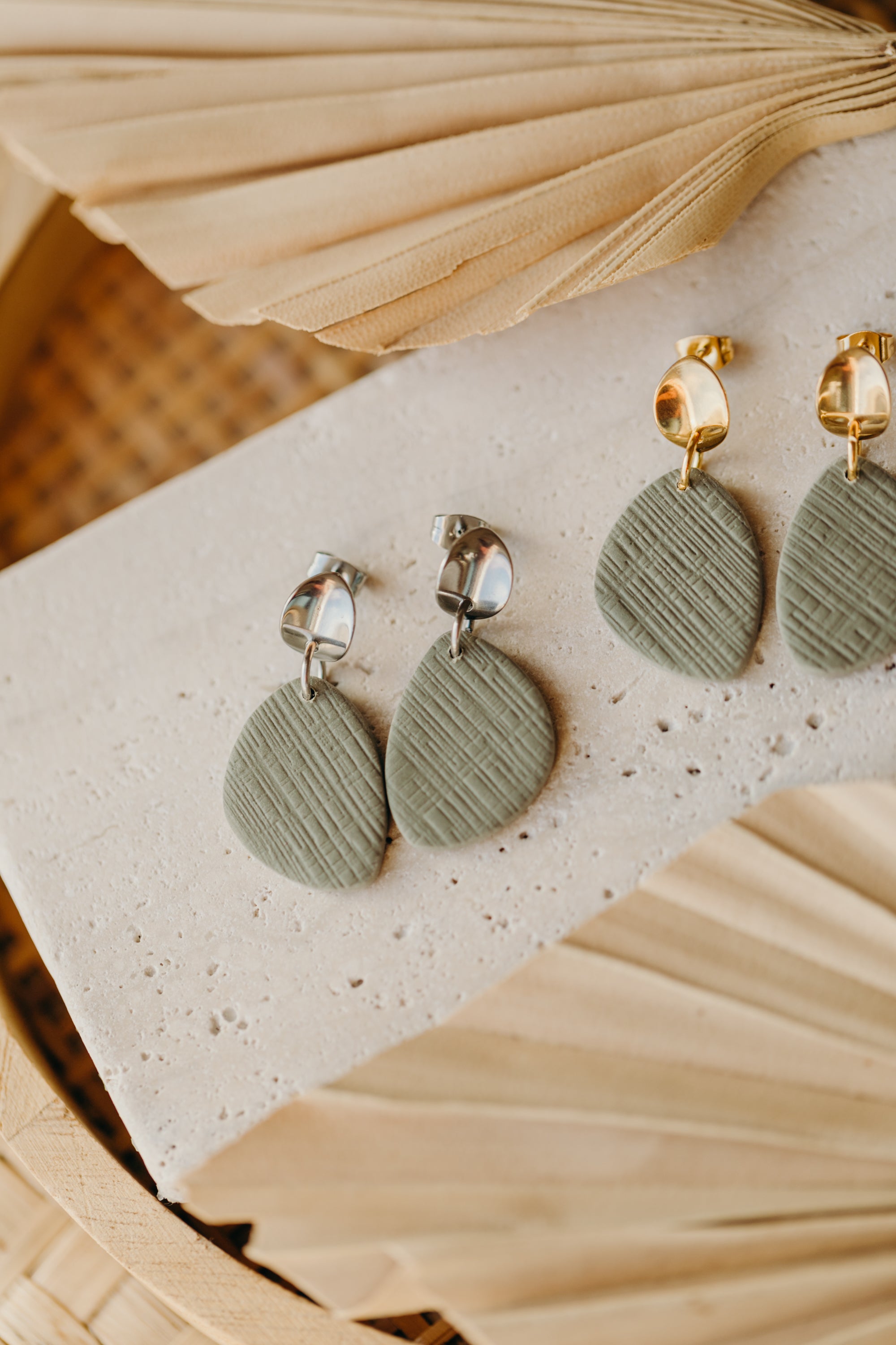 SCULLY - eukalyptus grüne ovale Ohrringe aus Polymer Ton Ohrringe mit Muster