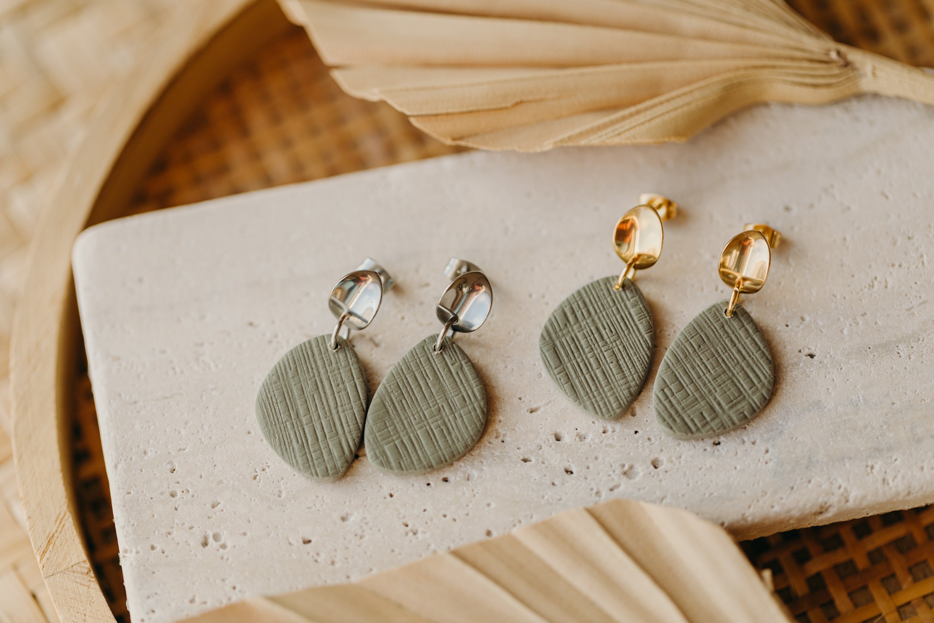 SCULLY - eukalyptus grüne ovale Ohrringe aus Polymer Ton Ohrringe mit Muster