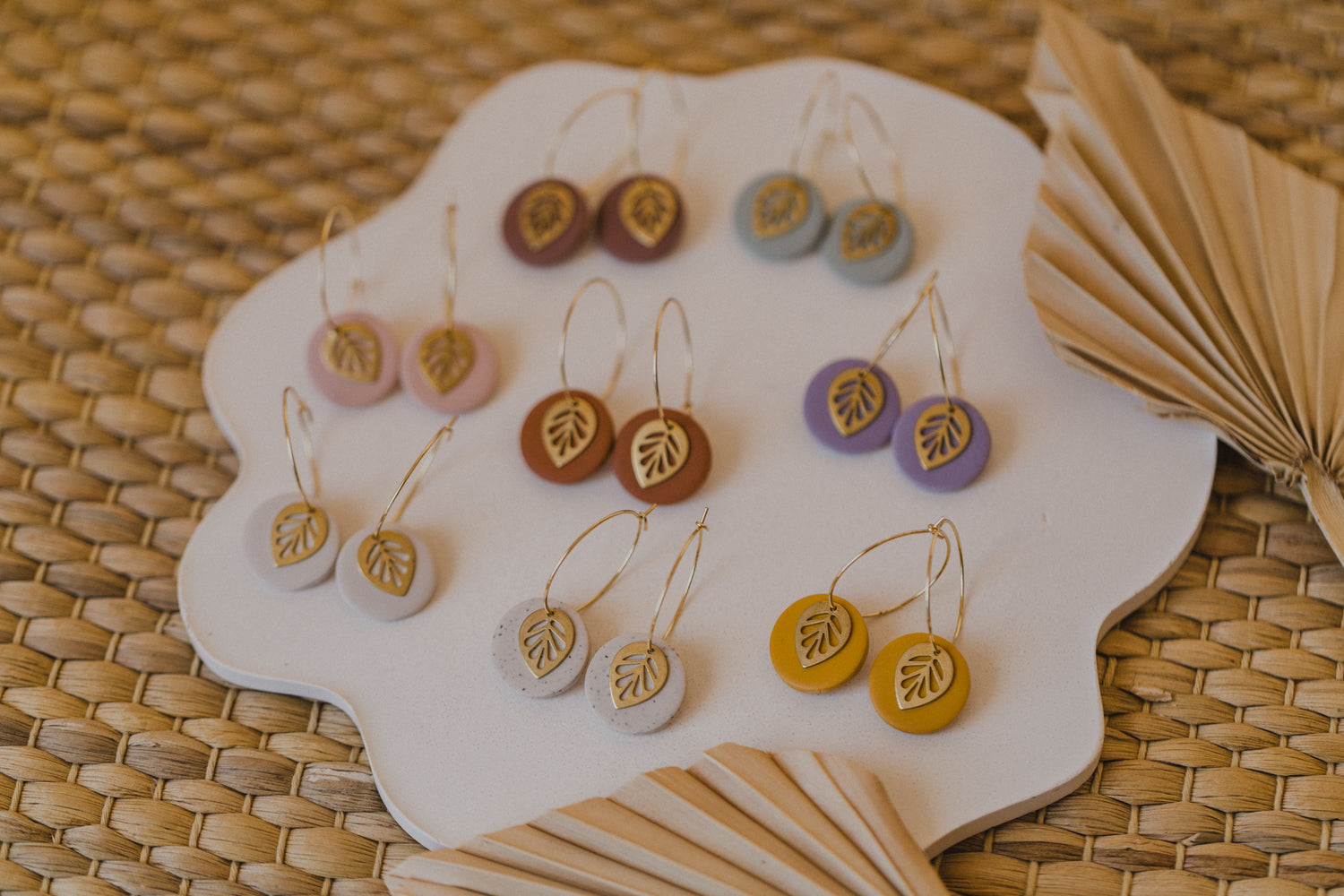 SENTA - Creolen mit rundem bunten Polymer Ton Anhänger und Blatt