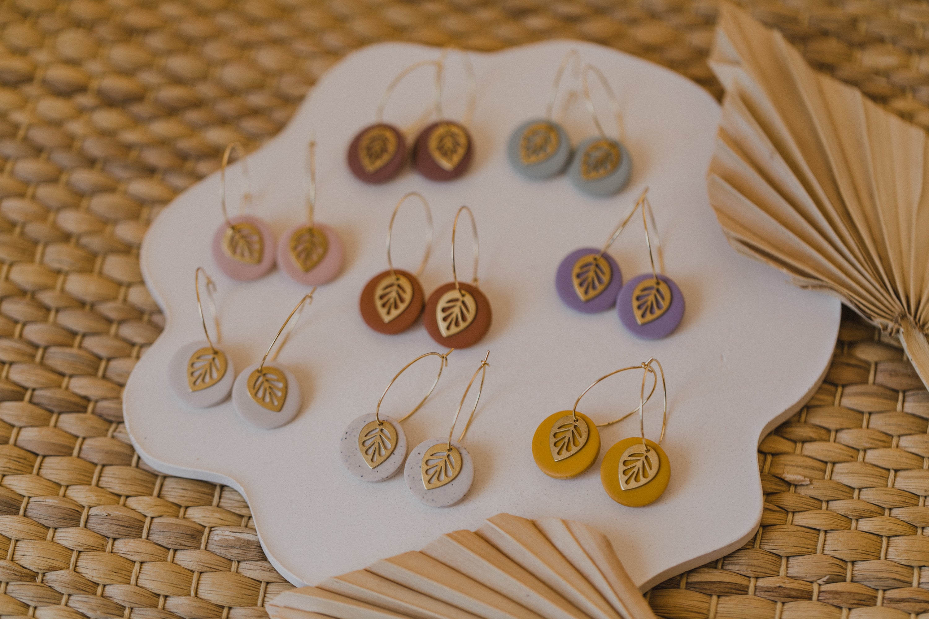 SENTA - Creolen mit rundem bunten Polymer Ton Anhänger und Blatt