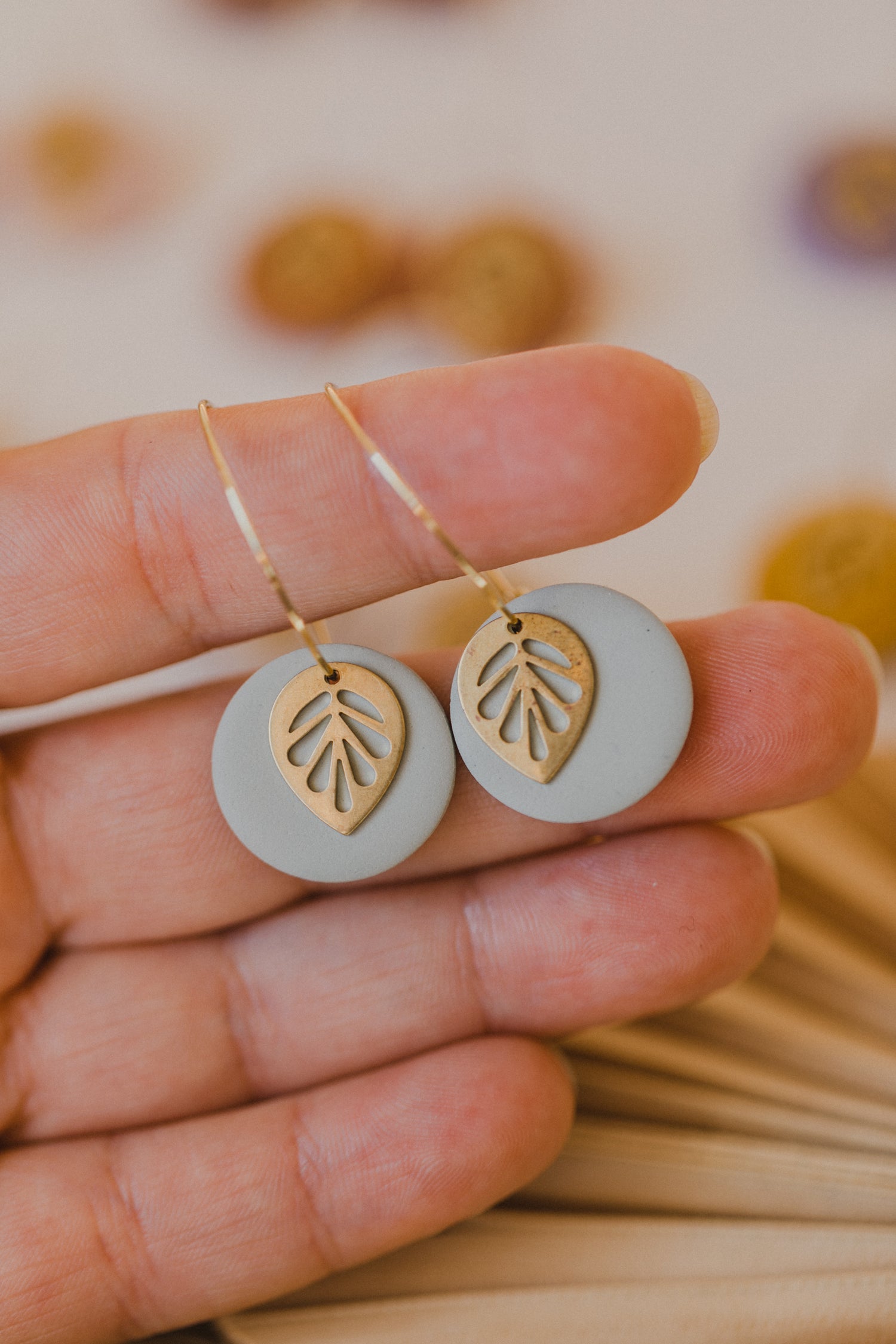 SENTA - Creolen mit rundem bunten Polymer Ton Anhänger und Blatt