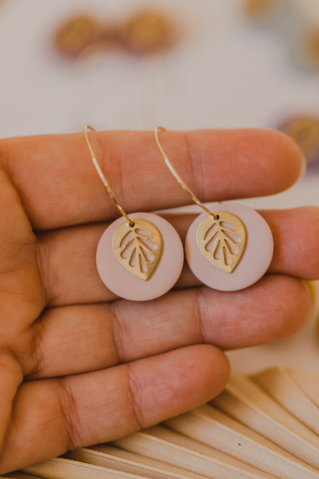 SENTA - Creolen mit rundem bunten Polymer Ton Anhänger und Blatt