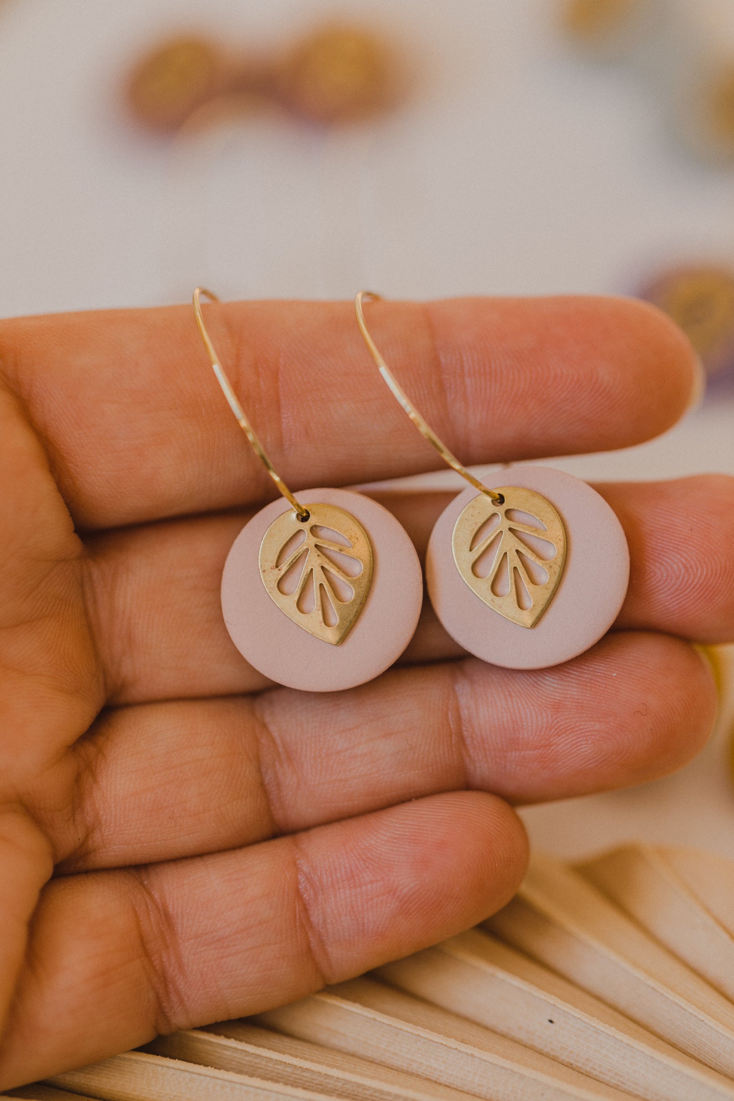 SENTA - Creolen mit rundem bunten Polymer Ton Anhänger und Blatt