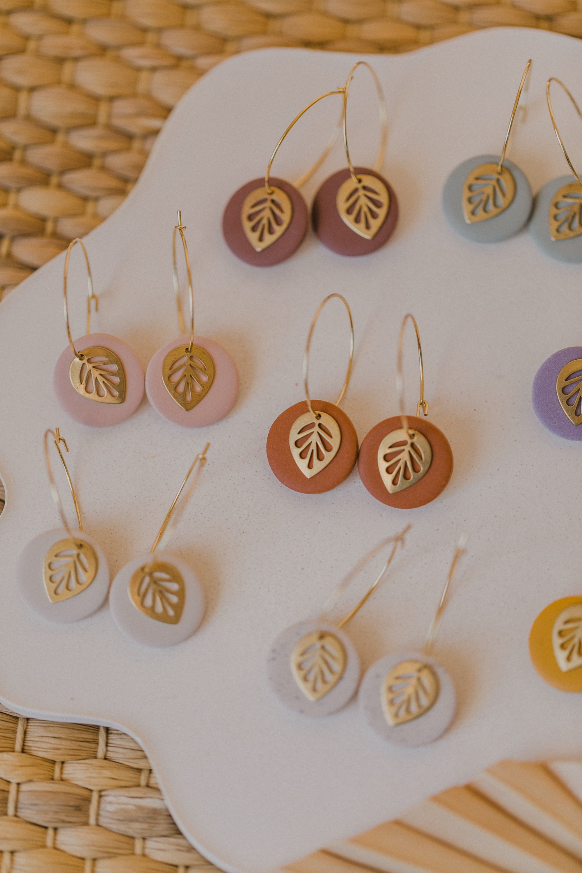 SENTA - Creolen mit rundem bunten Polymer Ton Anhänger und Blatt