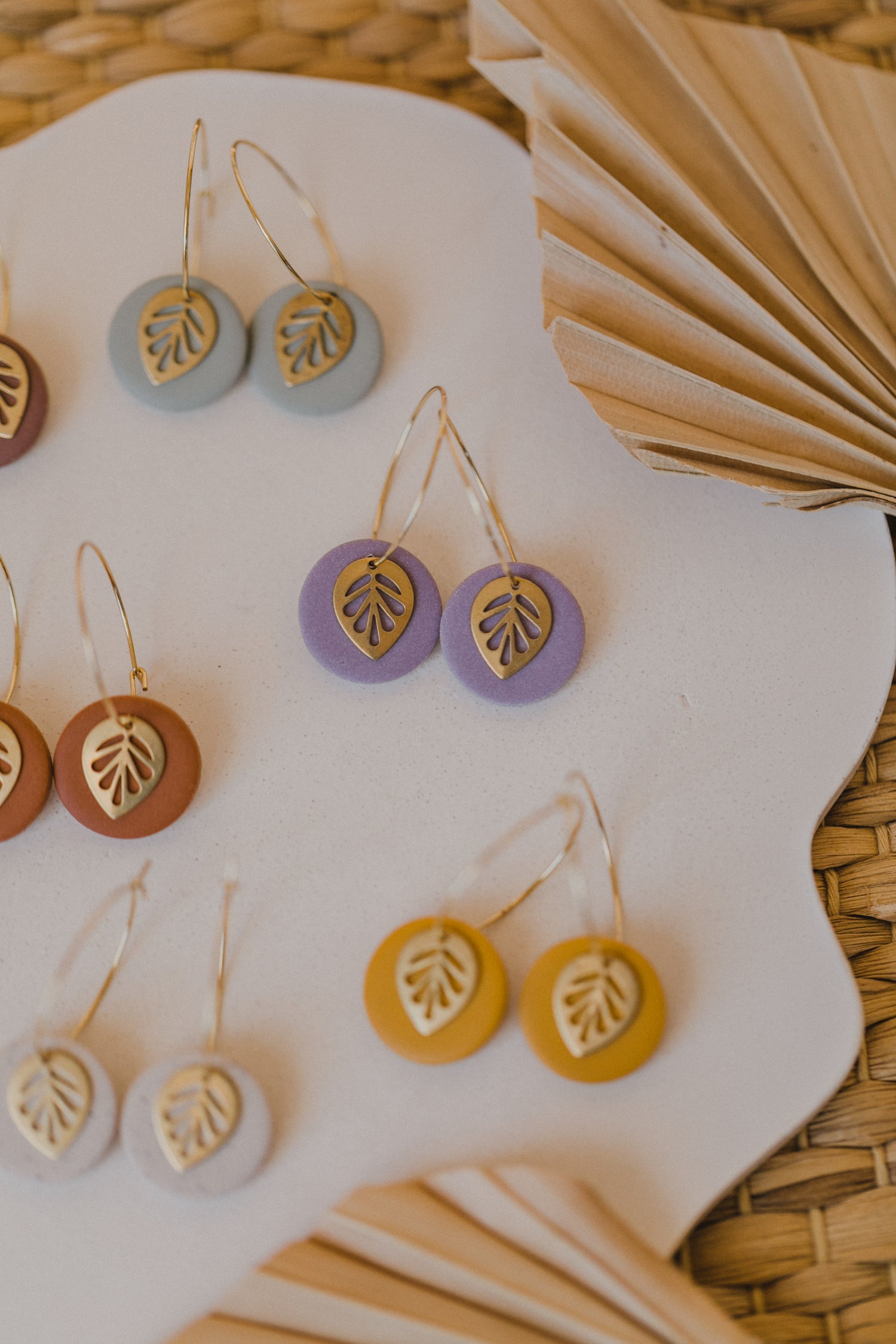 SENTA - Creolen mit rundem bunten Polymer Ton Anhänger und Blatt