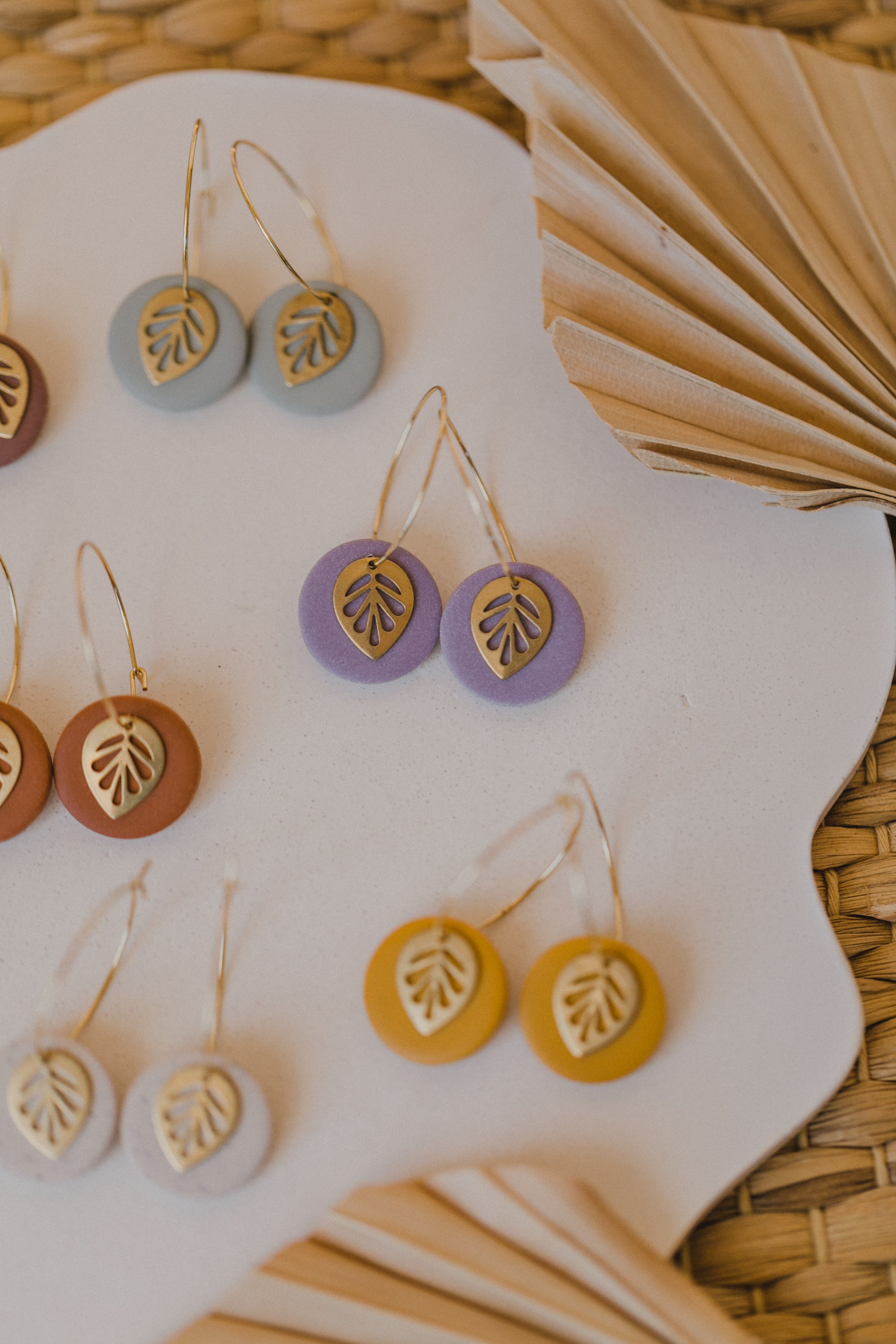 SENTA - Creolen mit rundem bunten Polymer Ton Anhänger und Blatt