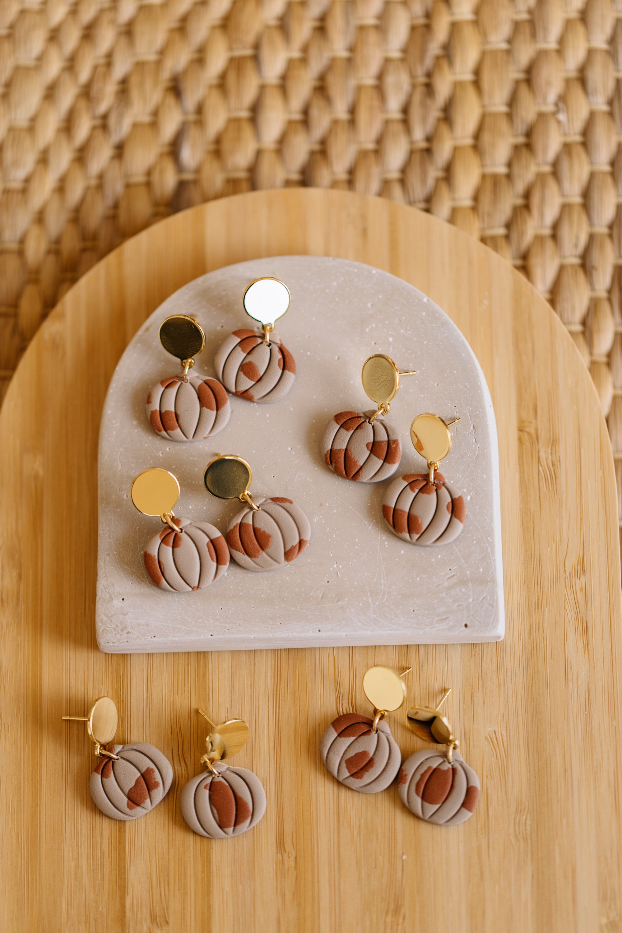 MAXIDA - zweifarbige Kürbis Ohrringe aus Polymer Ton