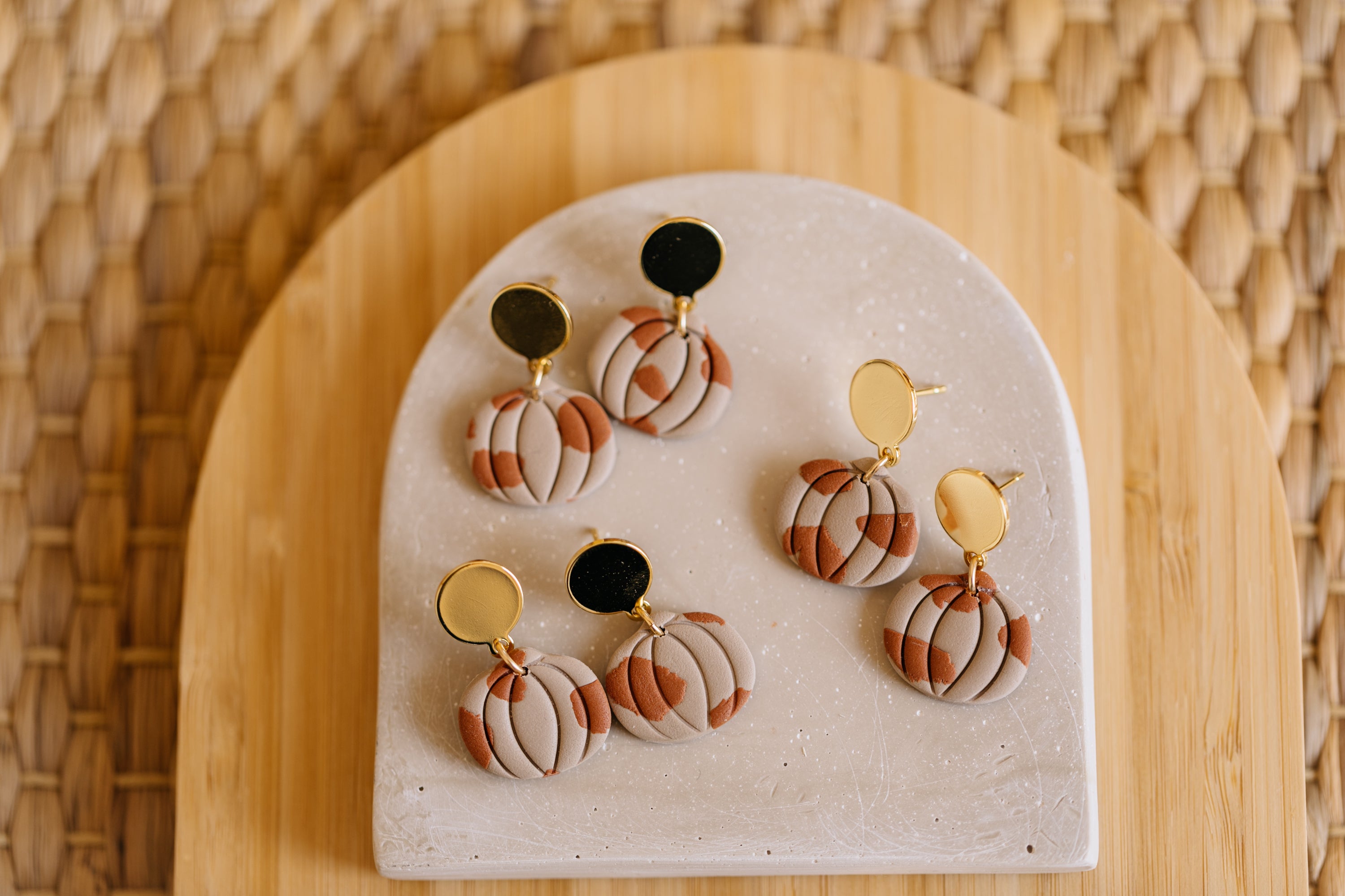 MAXIDA - zweifarbige Kürbis Ohrringe aus Polymer Ton