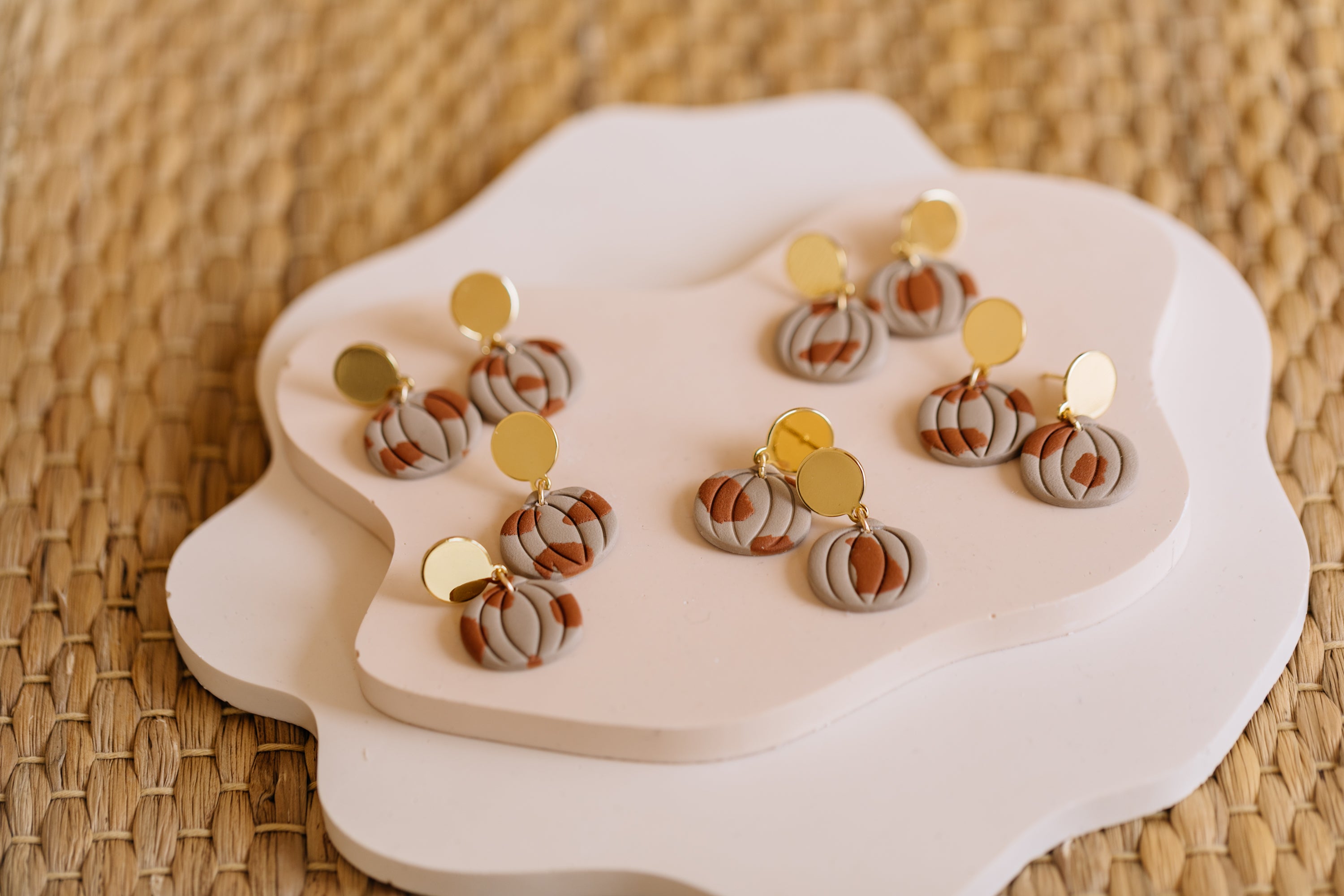 MAXIDA - zweifarbige Kürbis Ohrringe aus Polymer Ton