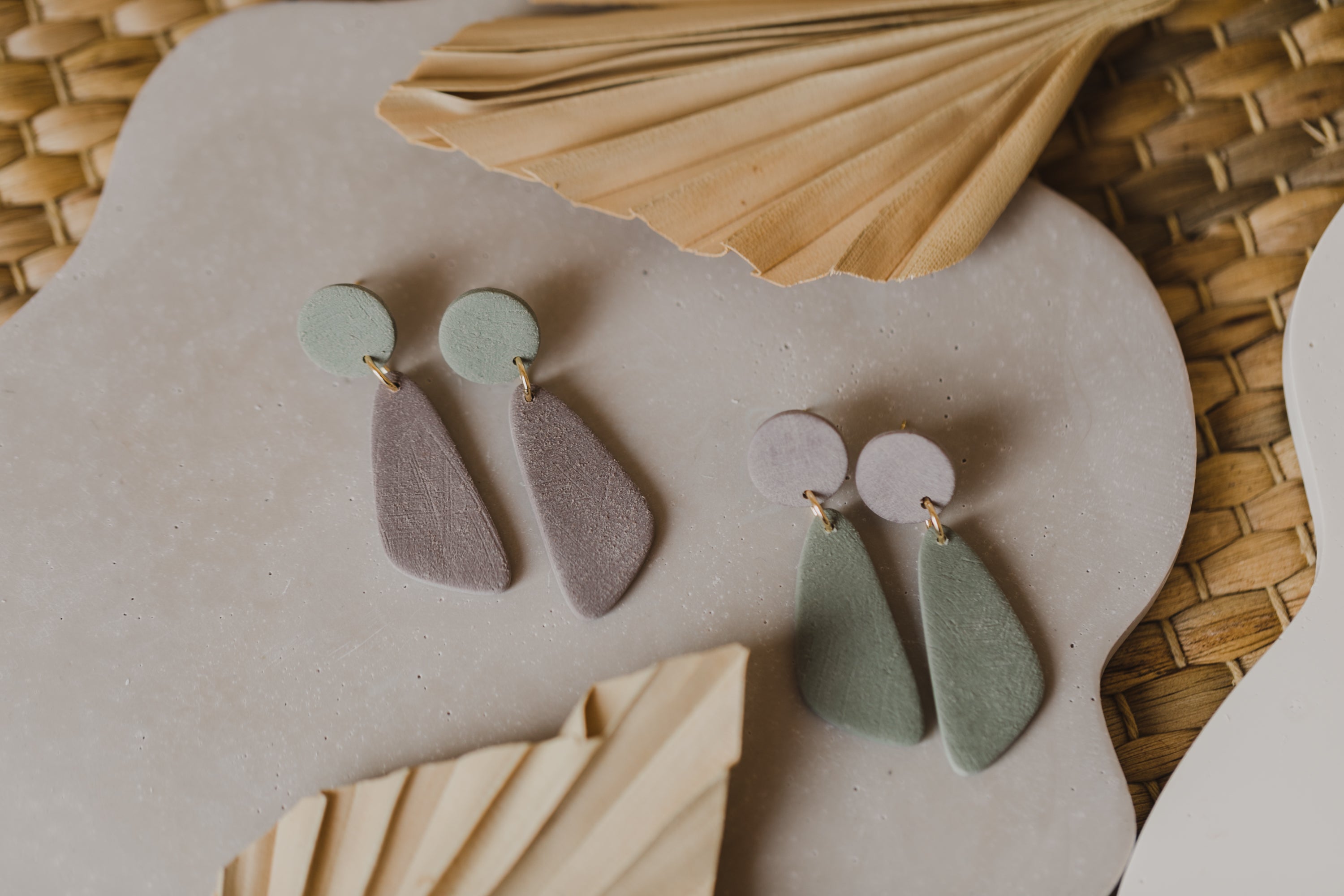 NENA - zweifarbige längliche Polymer Ton Ohrringe