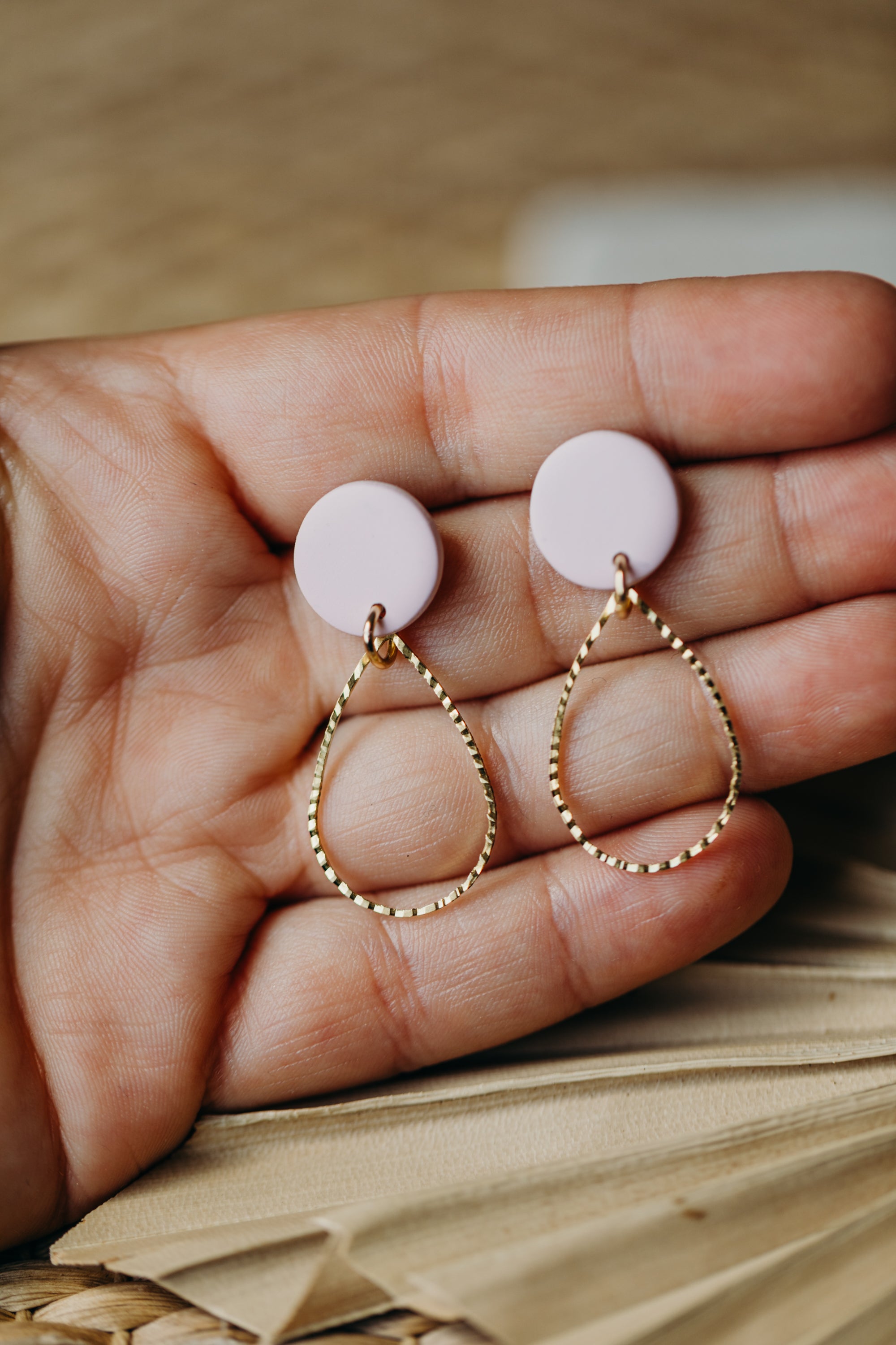 runde Polymer Ton Ohrringe mit Tropfen Messinganhänger