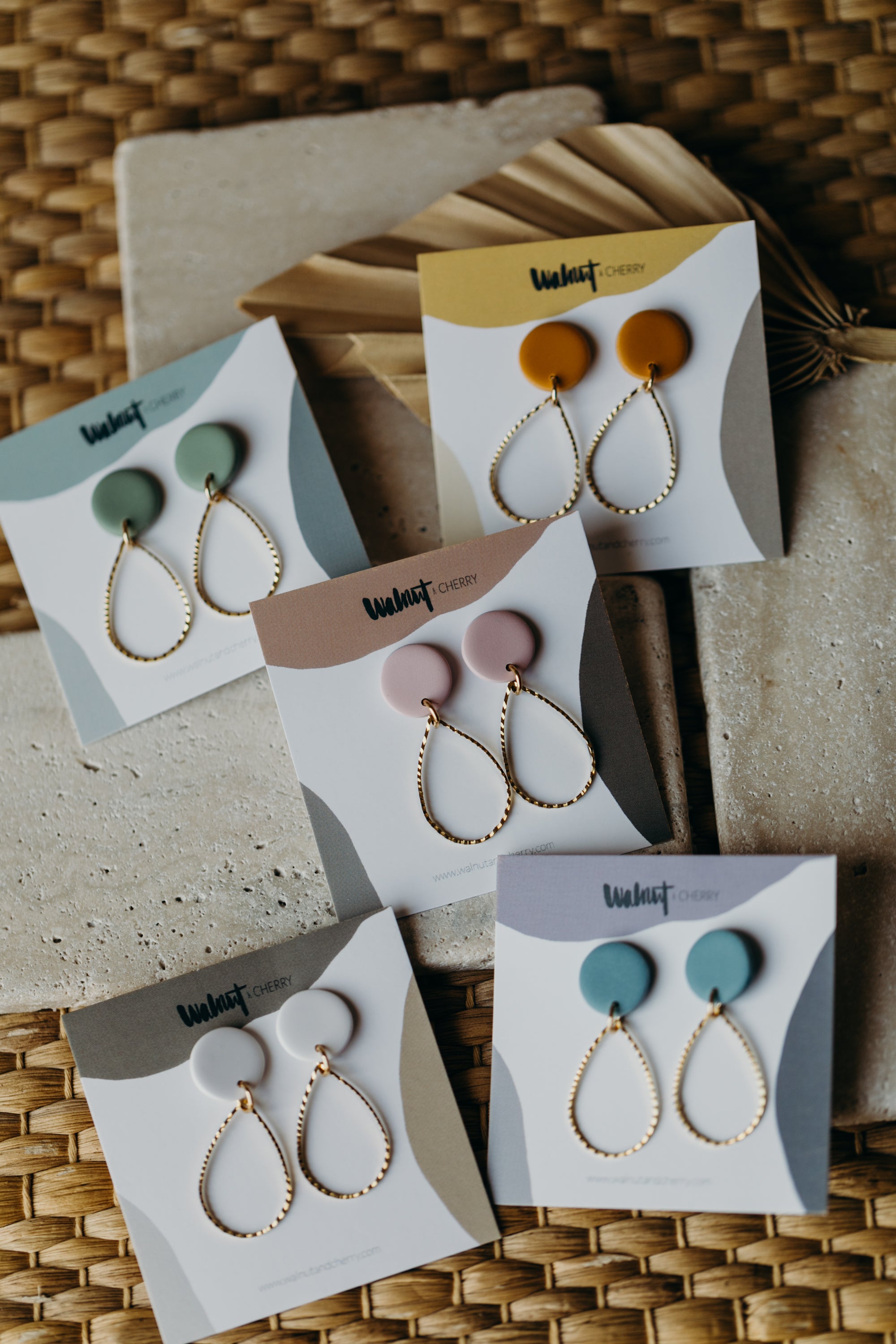 runde Polymer Ton Ohrringe mit Tropfen Messinganhänger