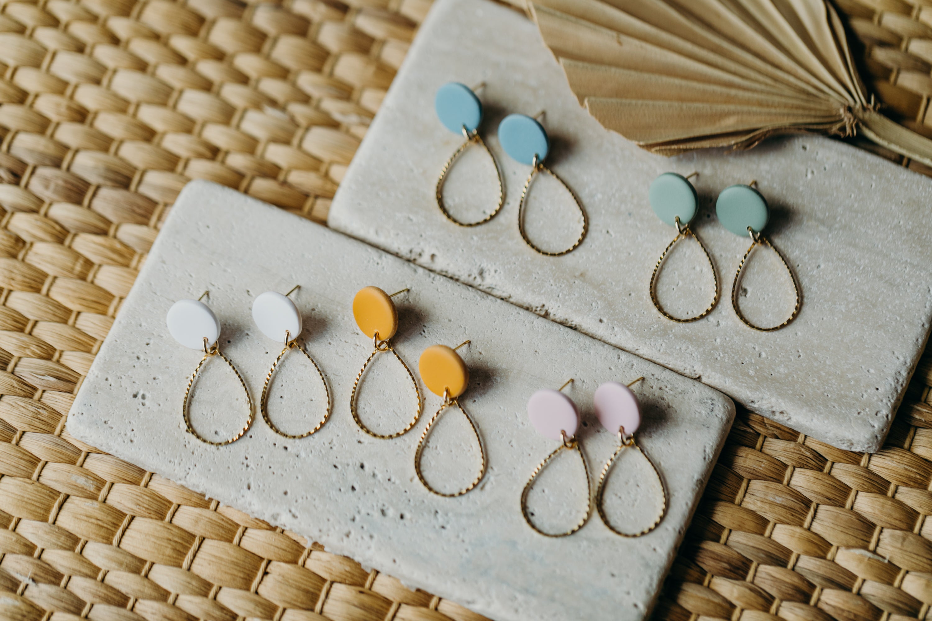 runde Polymer Ton Ohrringe mit Tropfen Messinganhänger