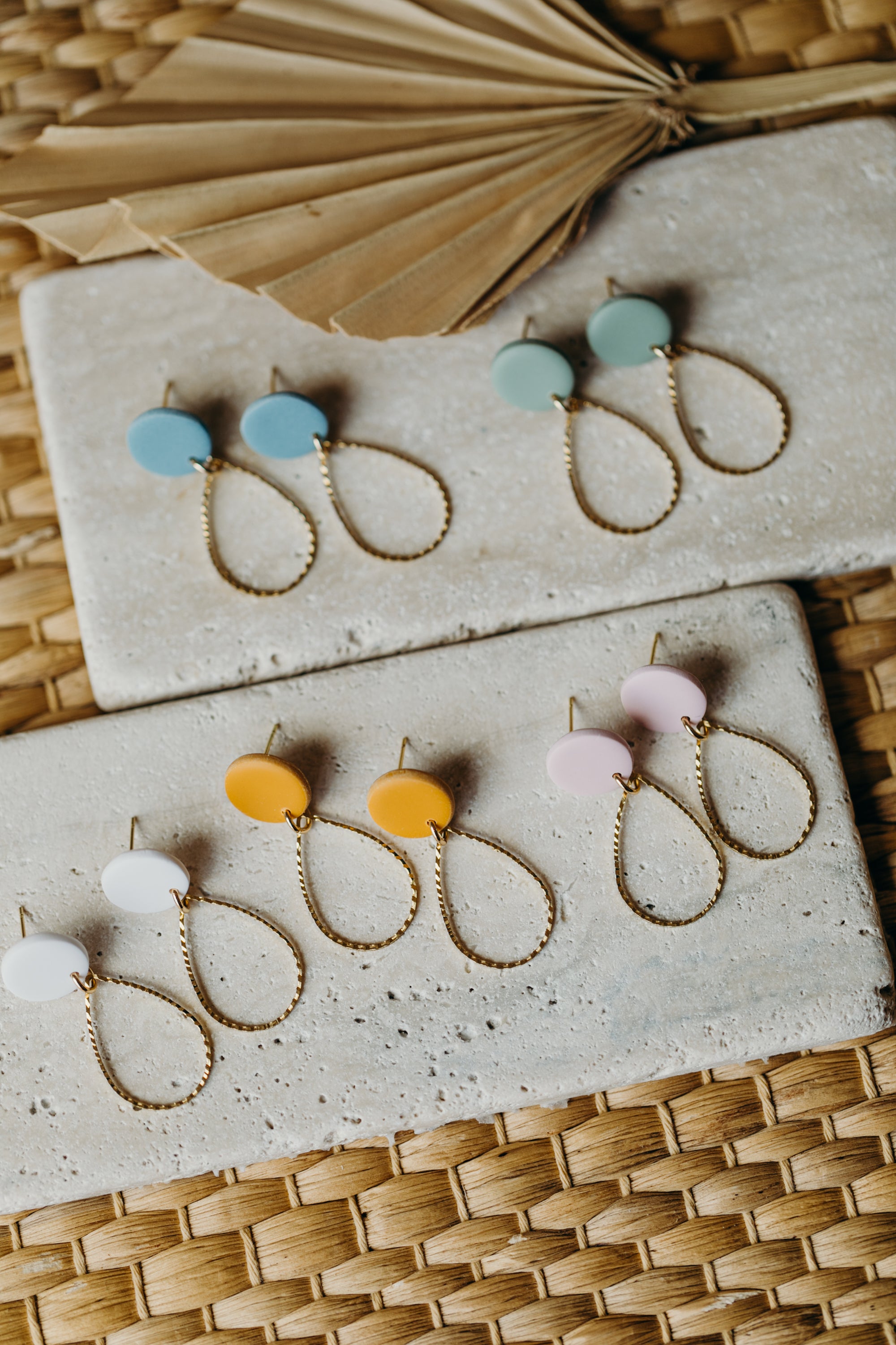 runde Polymer Ton Ohrringe mit Tropfen Messinganhänger