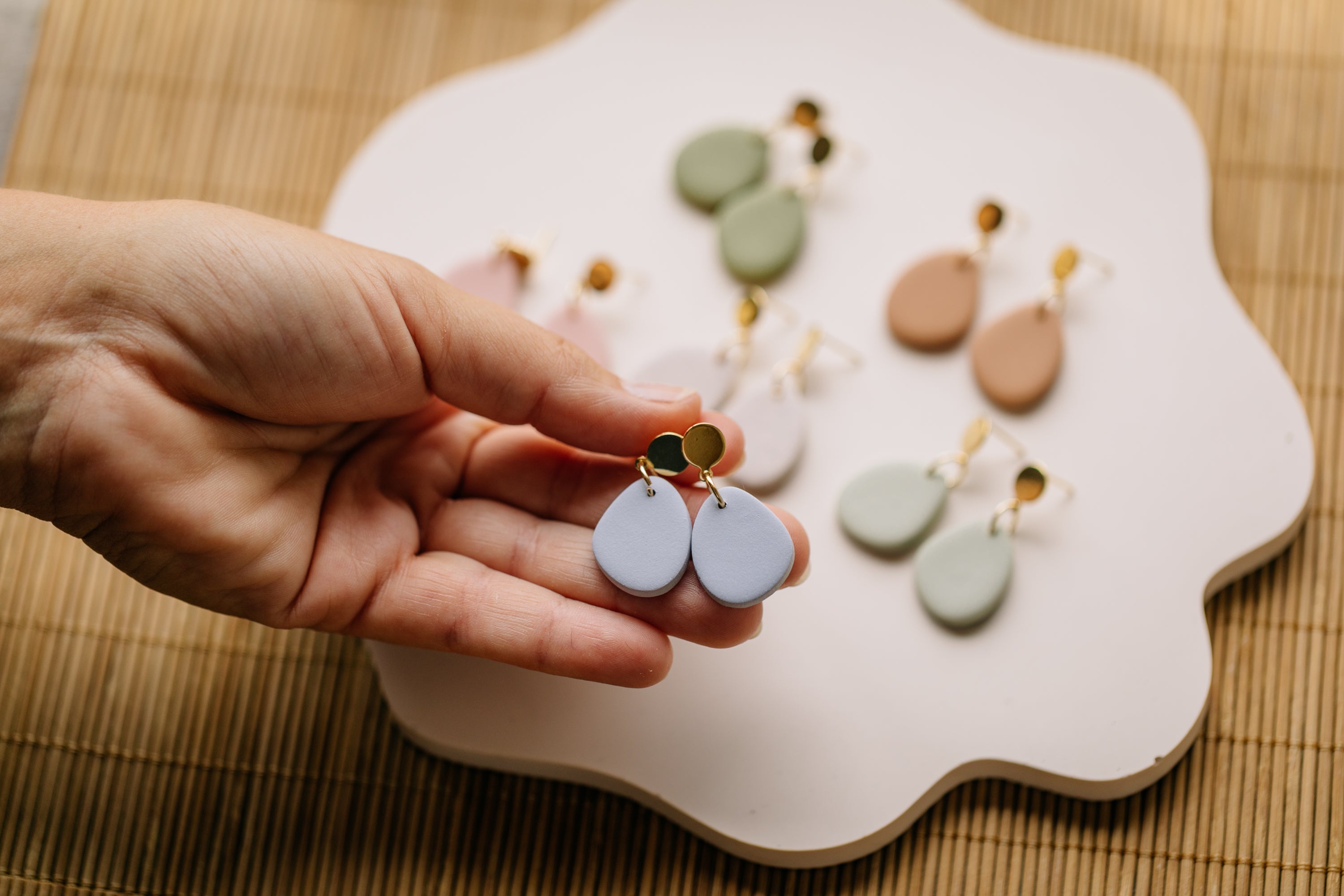 GLENI -  ovale leichte Ohrringe aus Polymer Ton in Frühlingsfarben