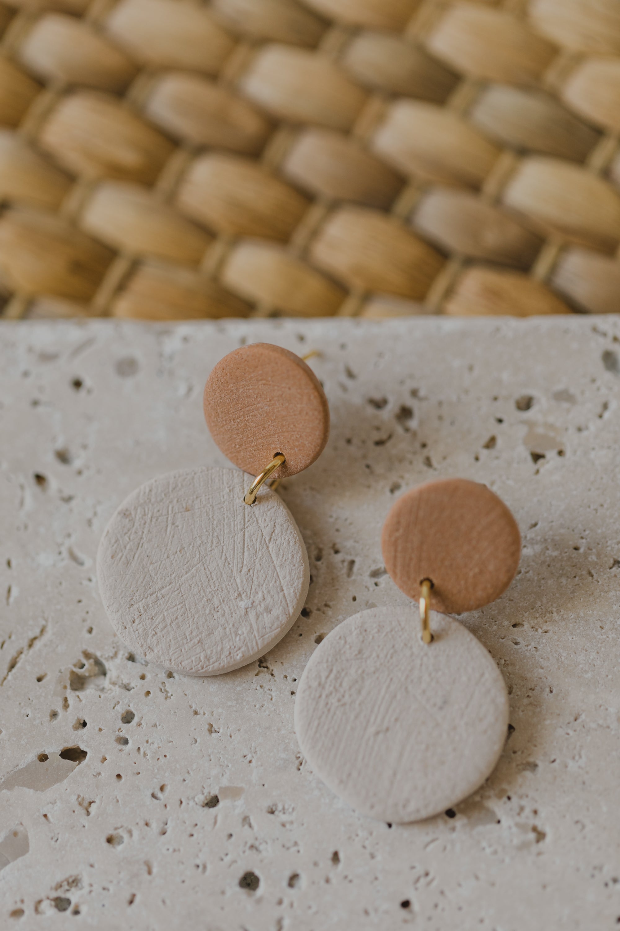 SENJA - zweifarbige runde Polymer Ton Ohrringe in Erdtönen