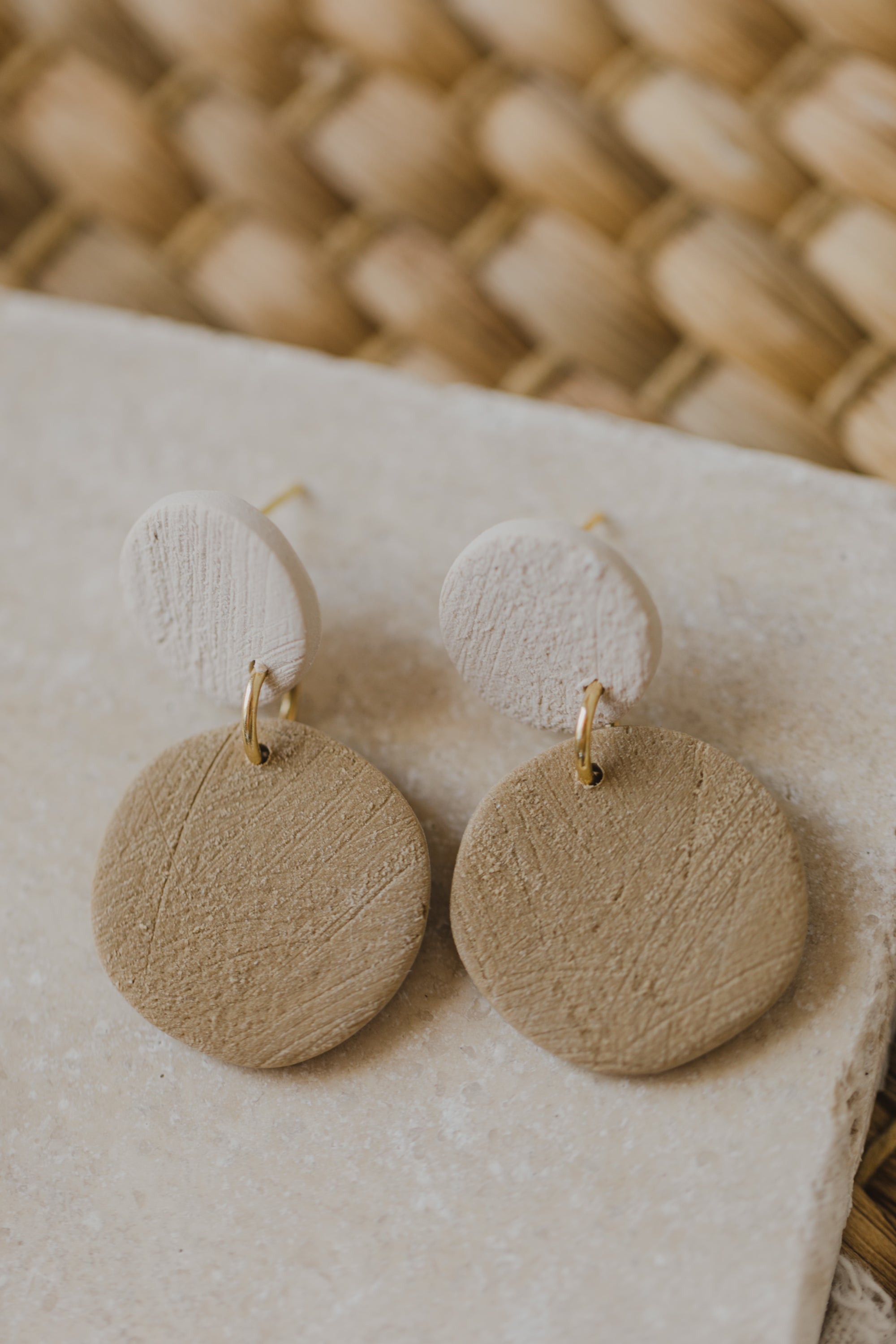 SENJA - zweifarbige runde Polymer Ton Ohrringe in Erdtönen