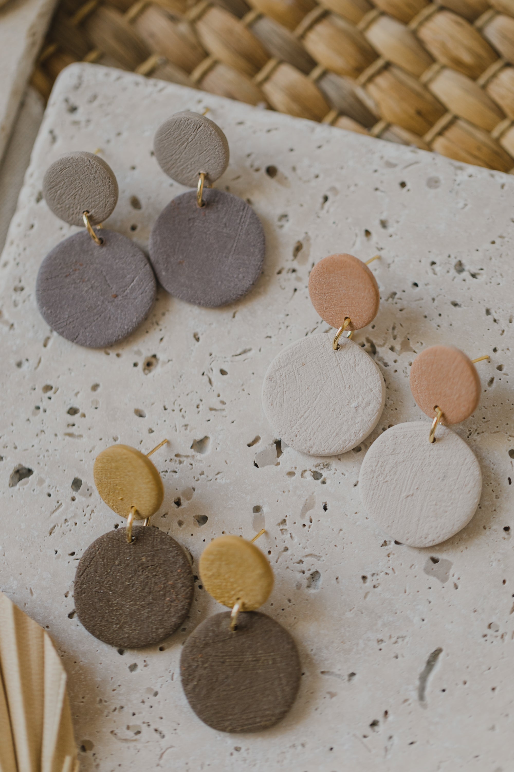 SENJA - zweifarbige runde Polymer Ton Ohrringe in Erdtönen