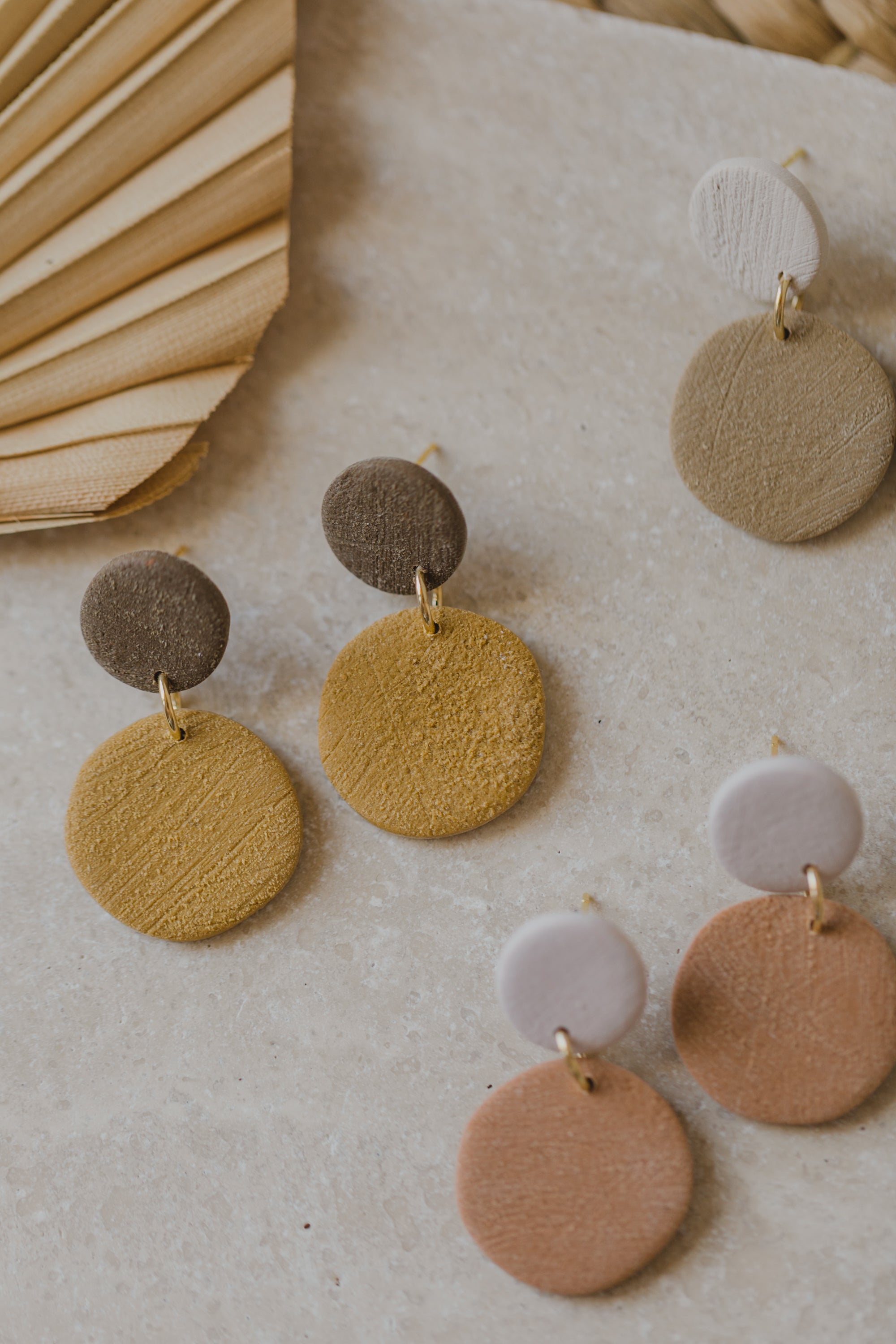 SENJA - zweifarbige runde Polymer Ton Ohrringe in Erdtönen