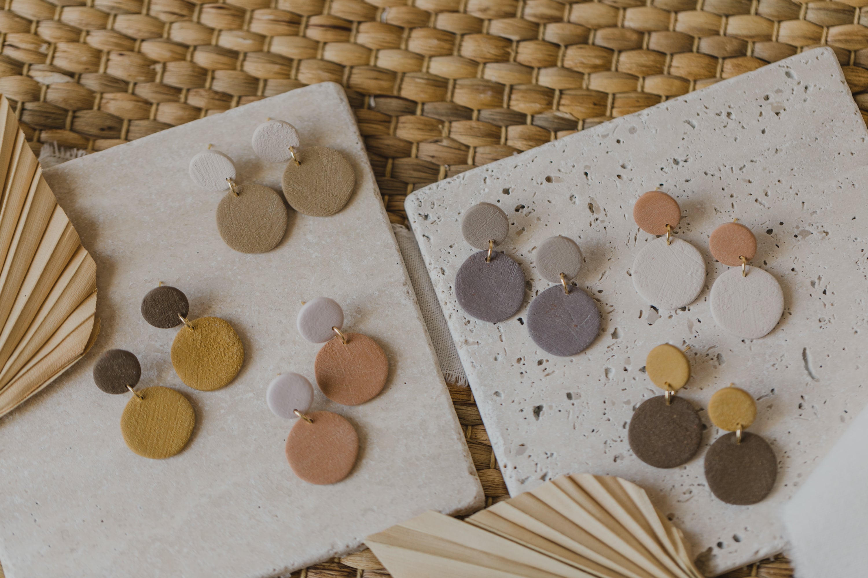 SENJA - zweifarbige runde Polymer Ton Ohrringe in Erdtönen