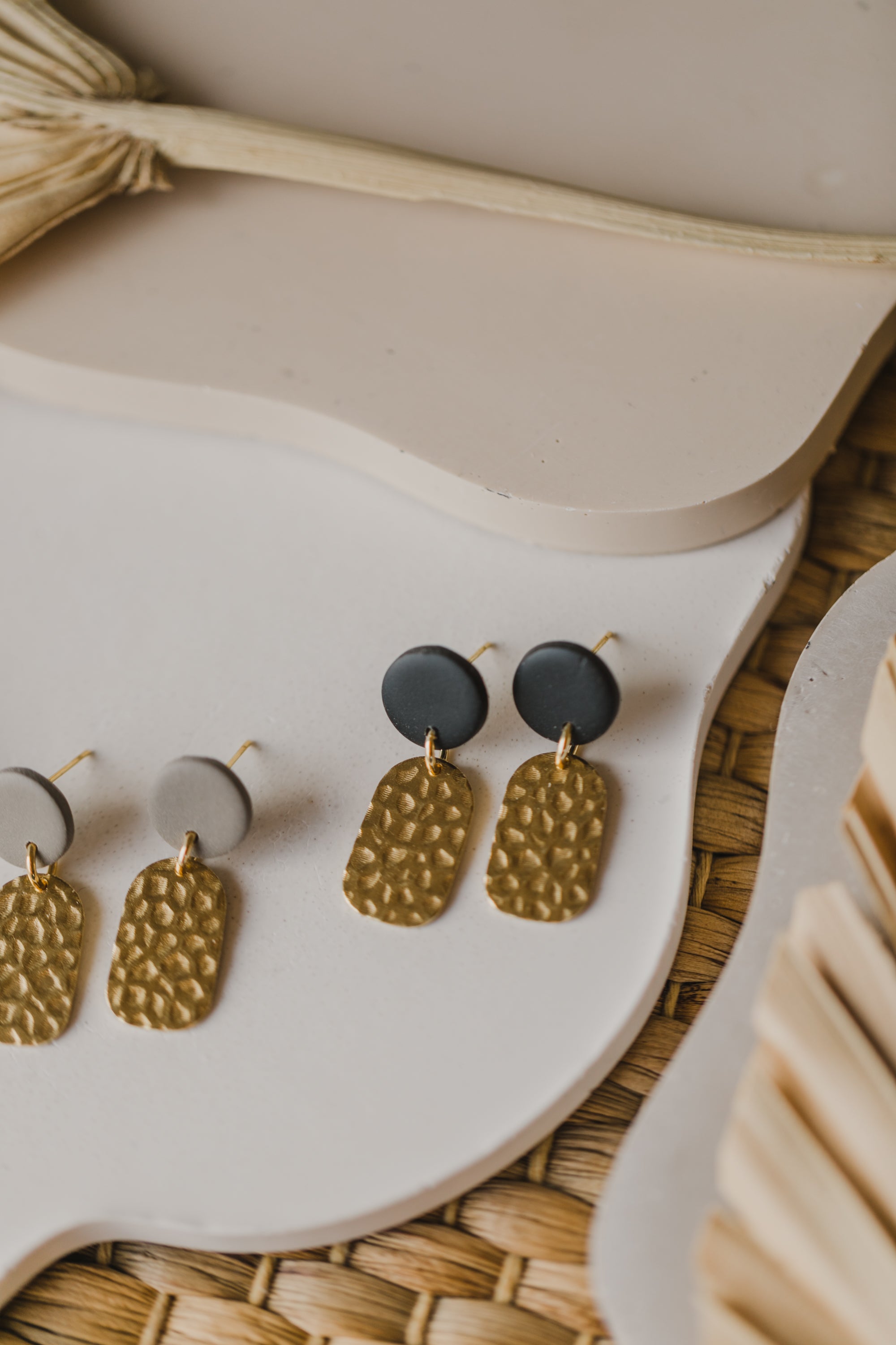 PINA - kleine ovale Messing Ohrringe mit rundem Ohrstecker aus Polymer Ton