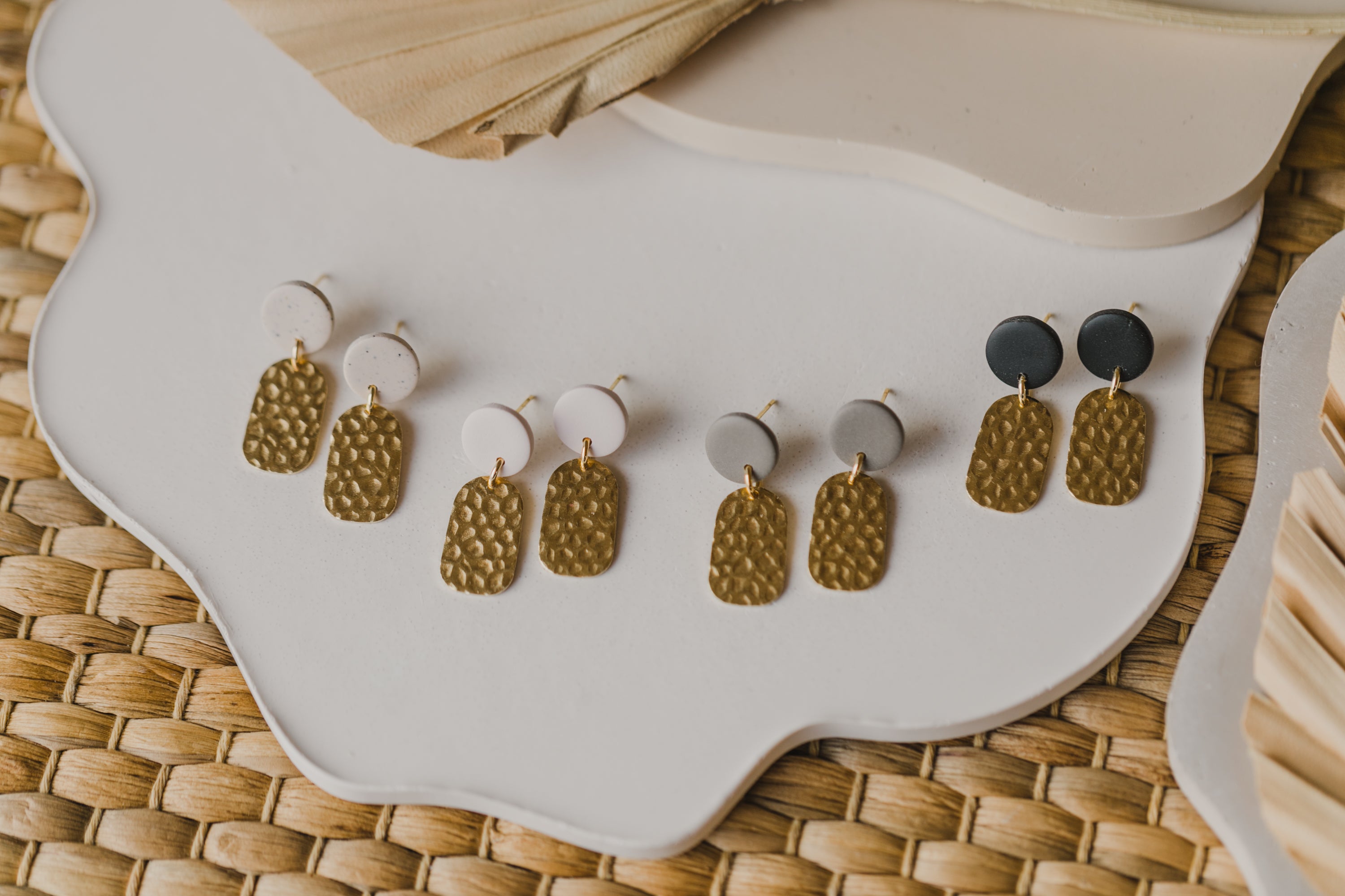 PINA - kleine ovale Messing Ohrringe mit rundem Ohrstecker aus Polymer Ton