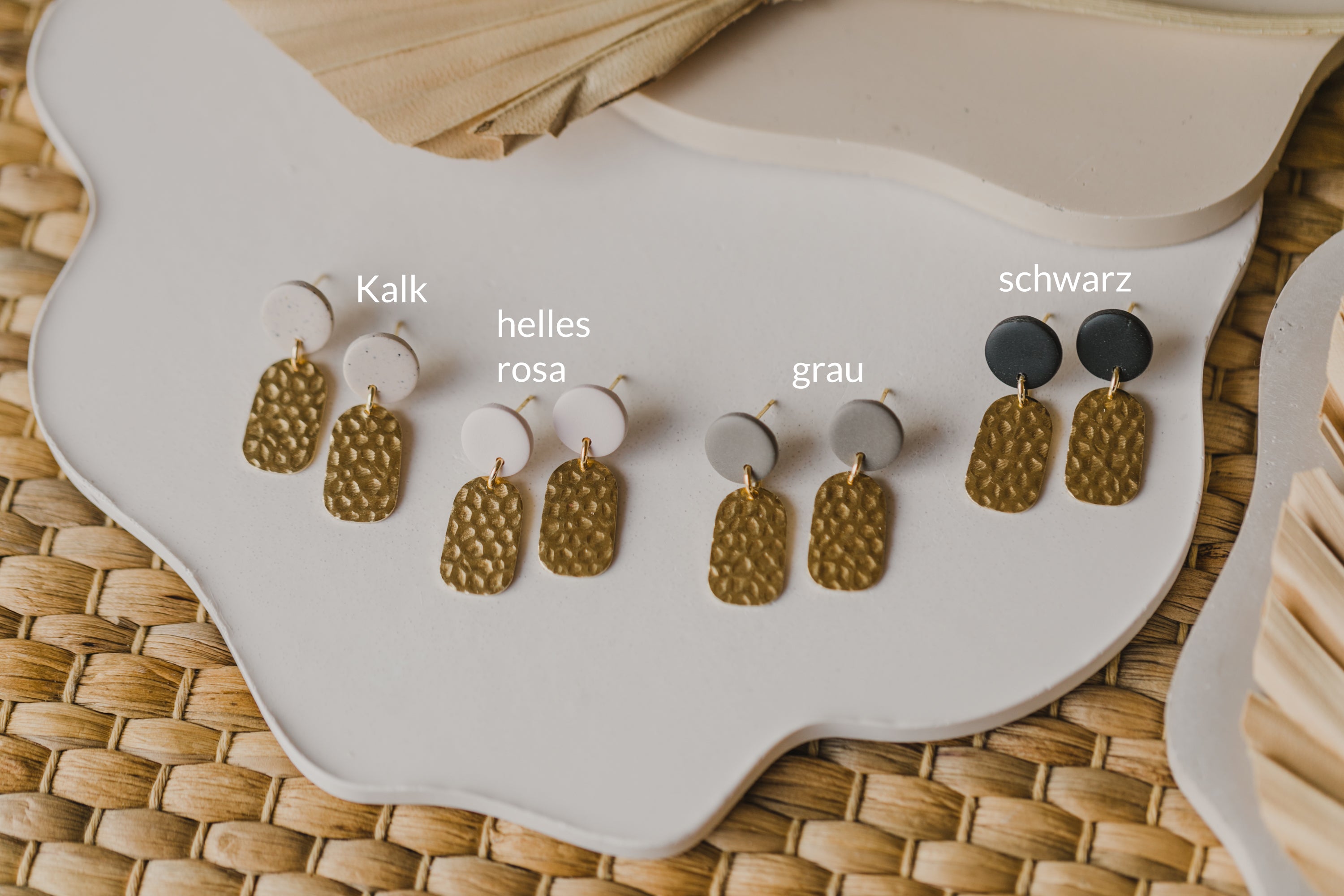 PINA - kleine ovale Messing Ohrringe mit rundem Ohrstecker aus Polymer Ton