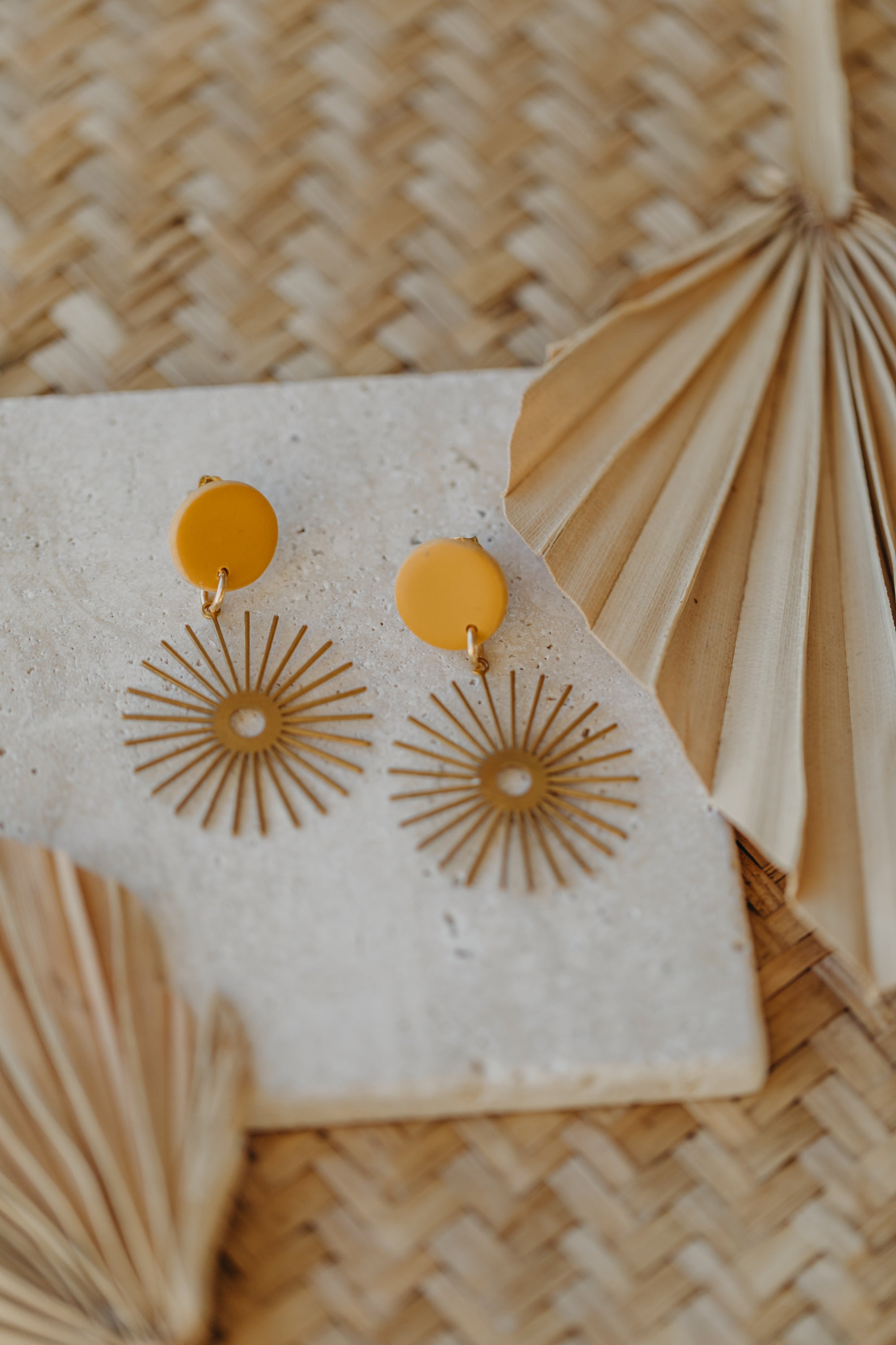 HELIA - runde senfgelbe Polymer Ton Ohrringe mit Sonnen-Anhänger