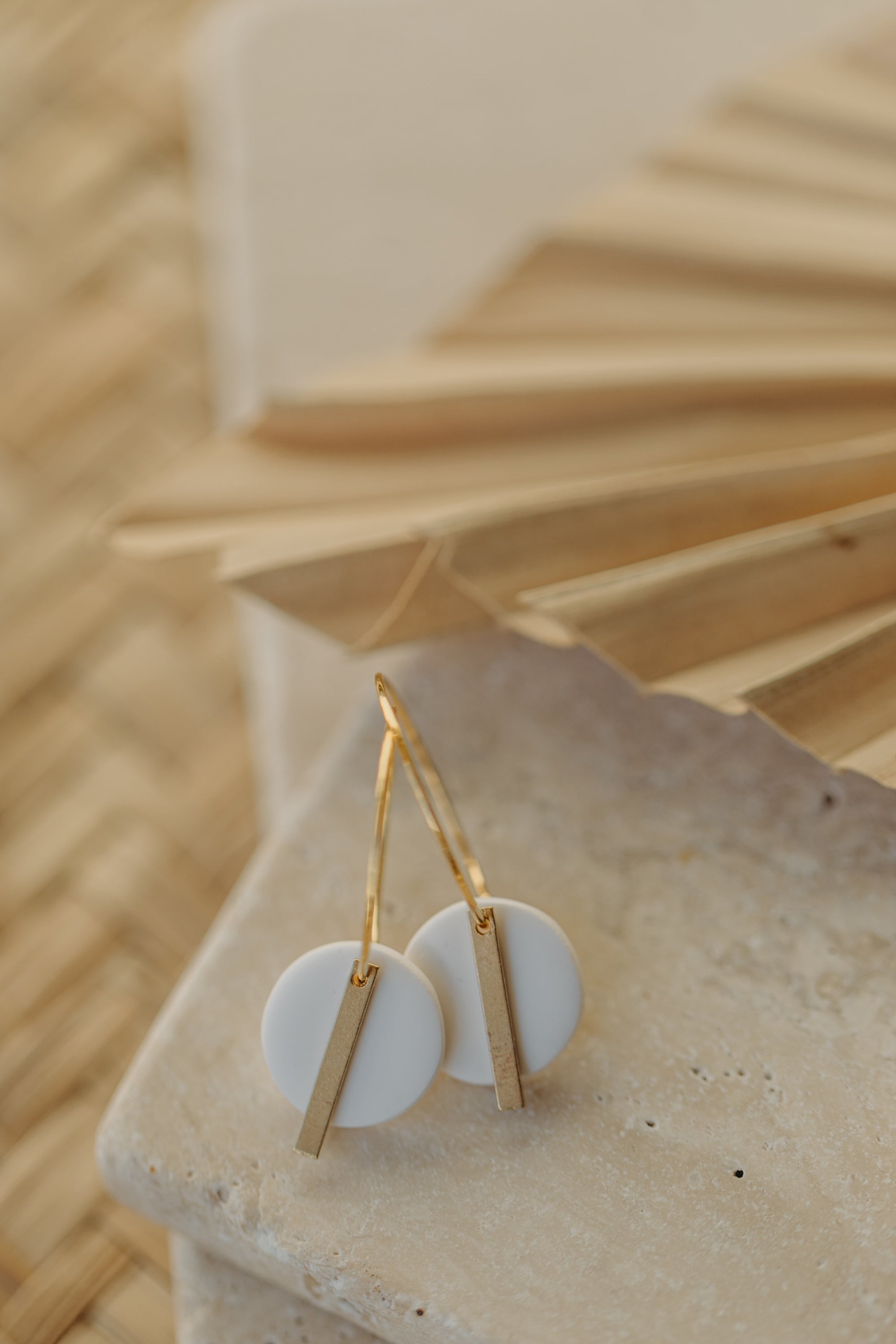 RAVI - weiße runde Polymer Ton Creolen mit langem Messing Anhänger