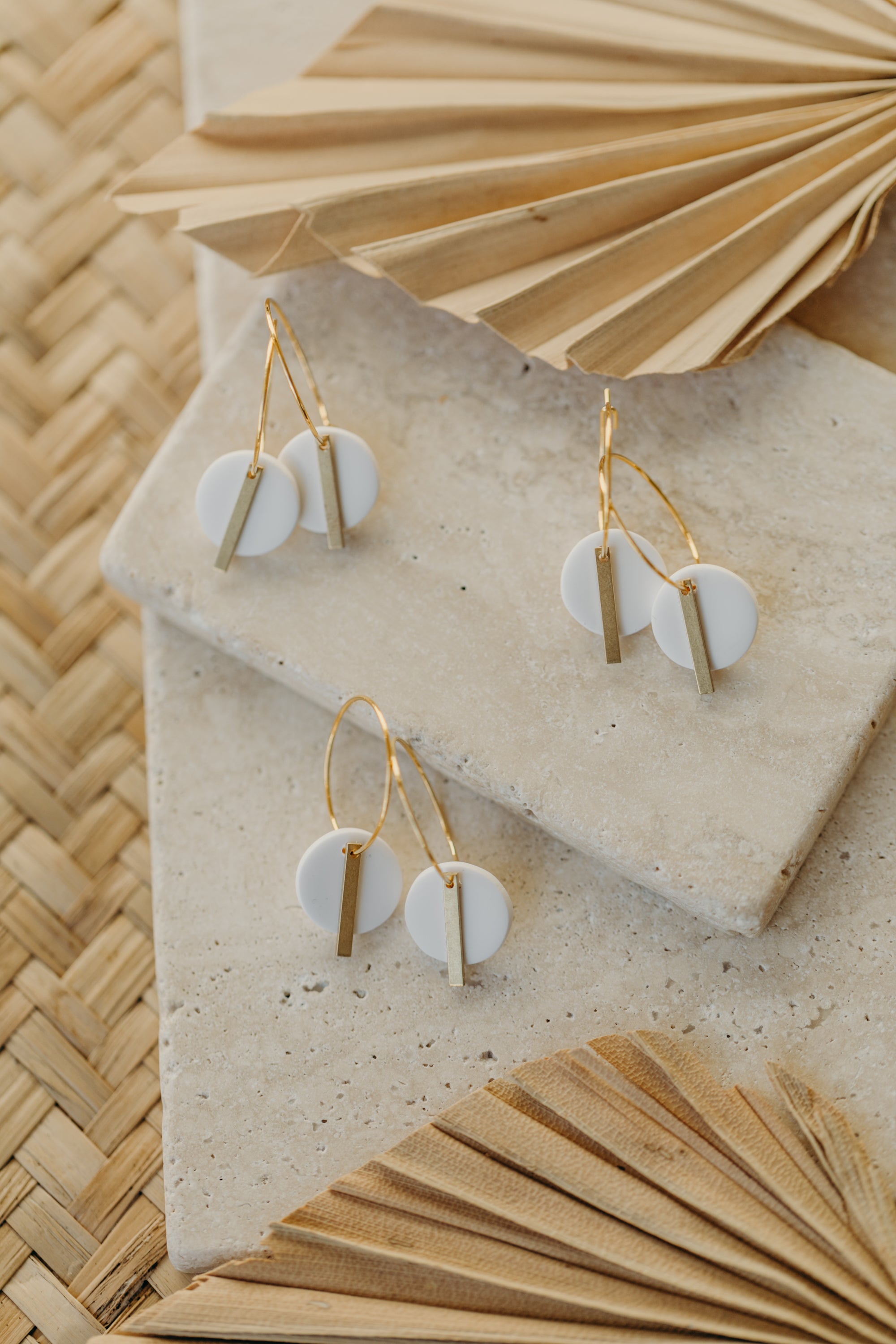 RAVI - weiße runde Polymer Ton Creolen mit langem Messing Anhänger