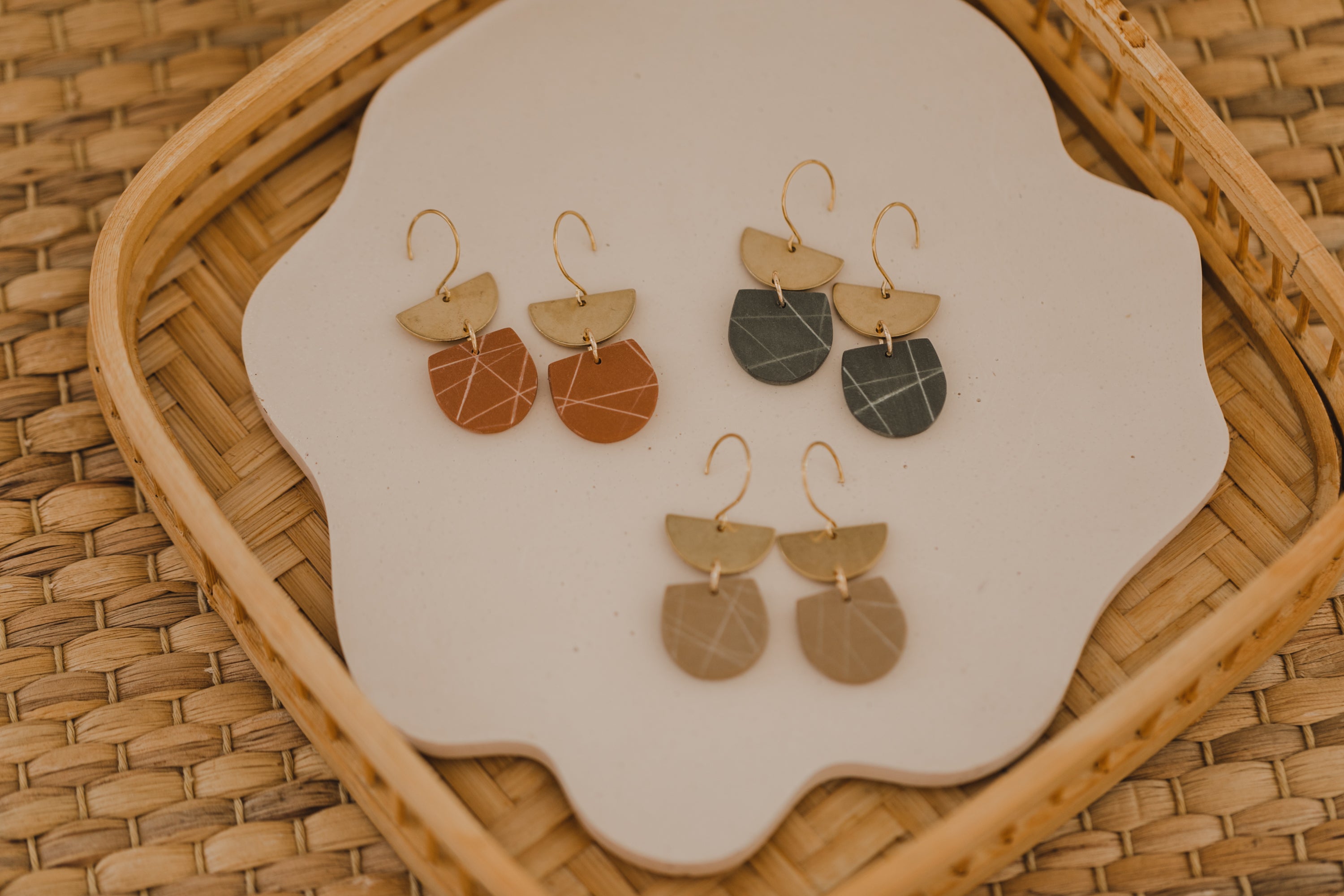 Gemusterte Ohrringe aus Polymer Ton