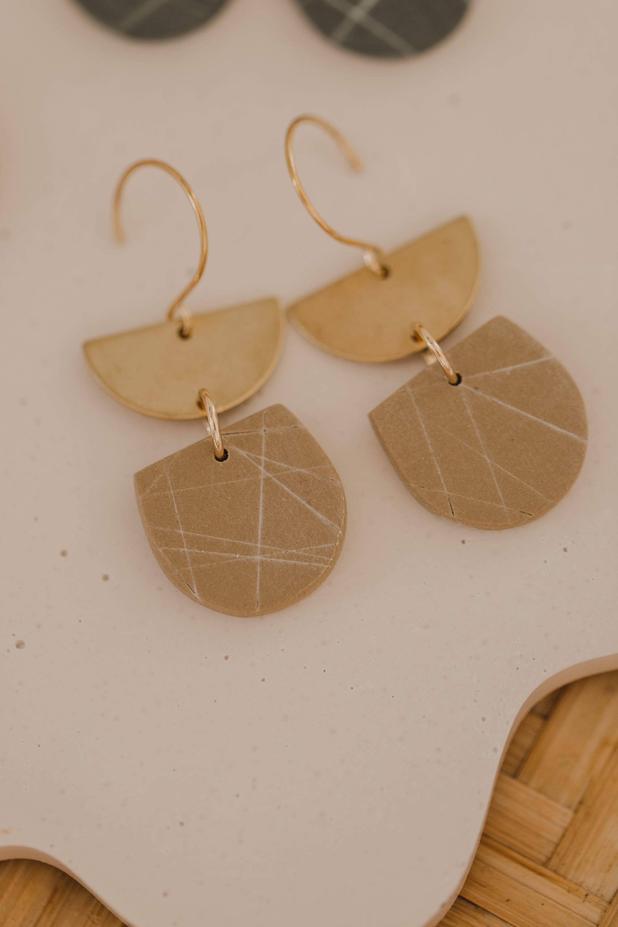 Gemusterte Ohrringe aus Polymer Ton