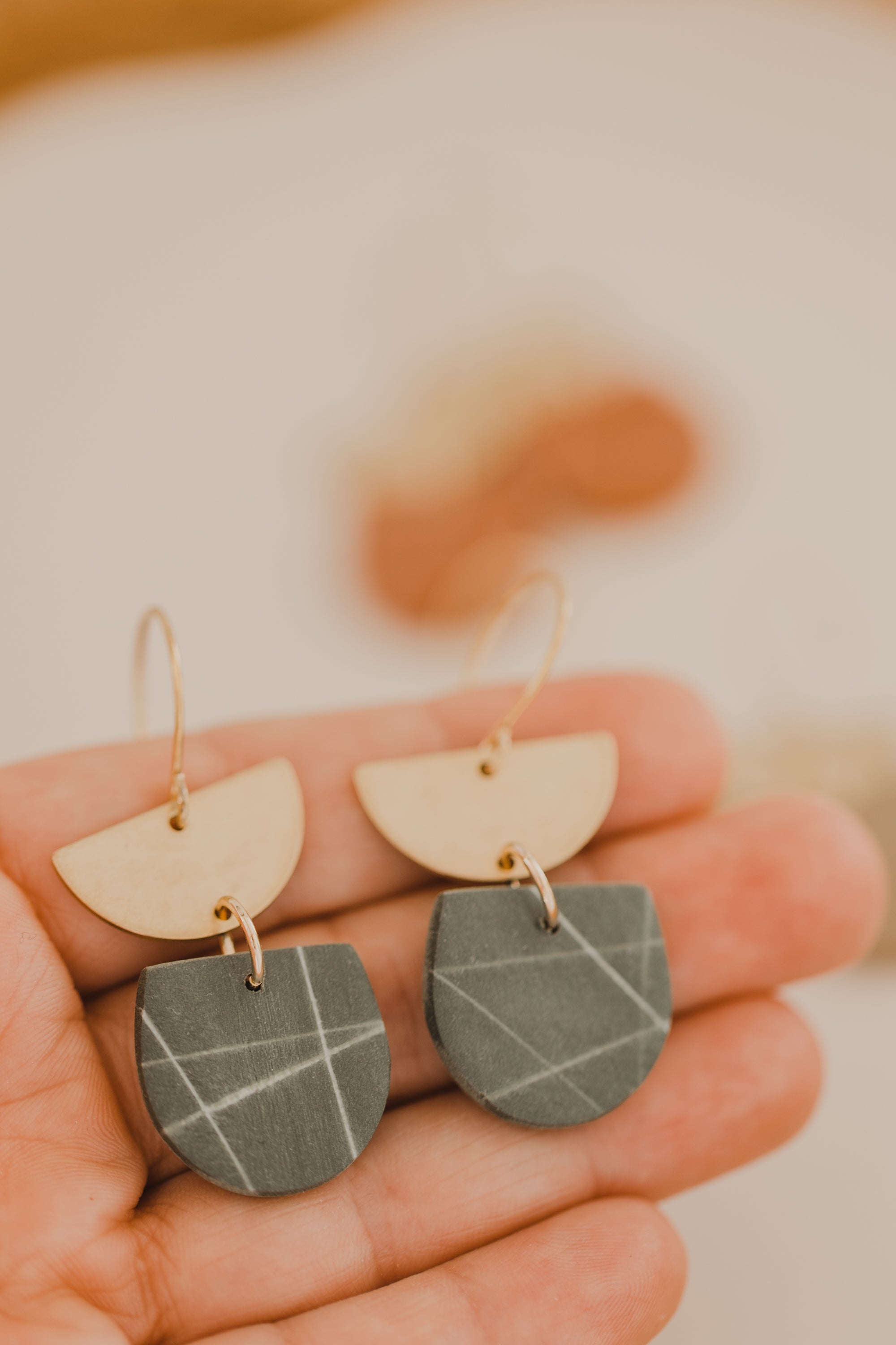 Gemusterte Ohrringe aus Polymer Ton