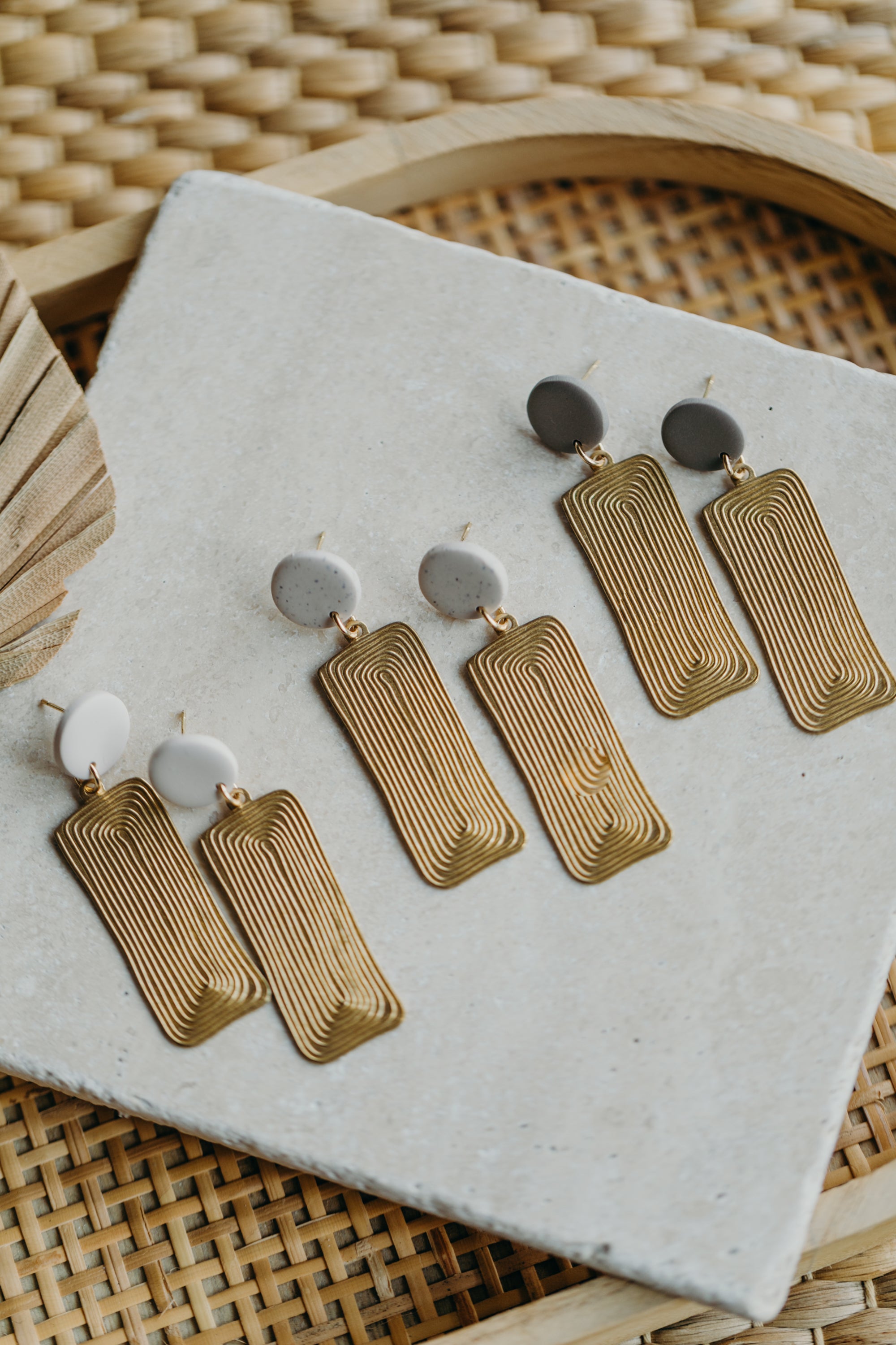 runde Polymer Ton Ohrringe mit langem Messinganhänger